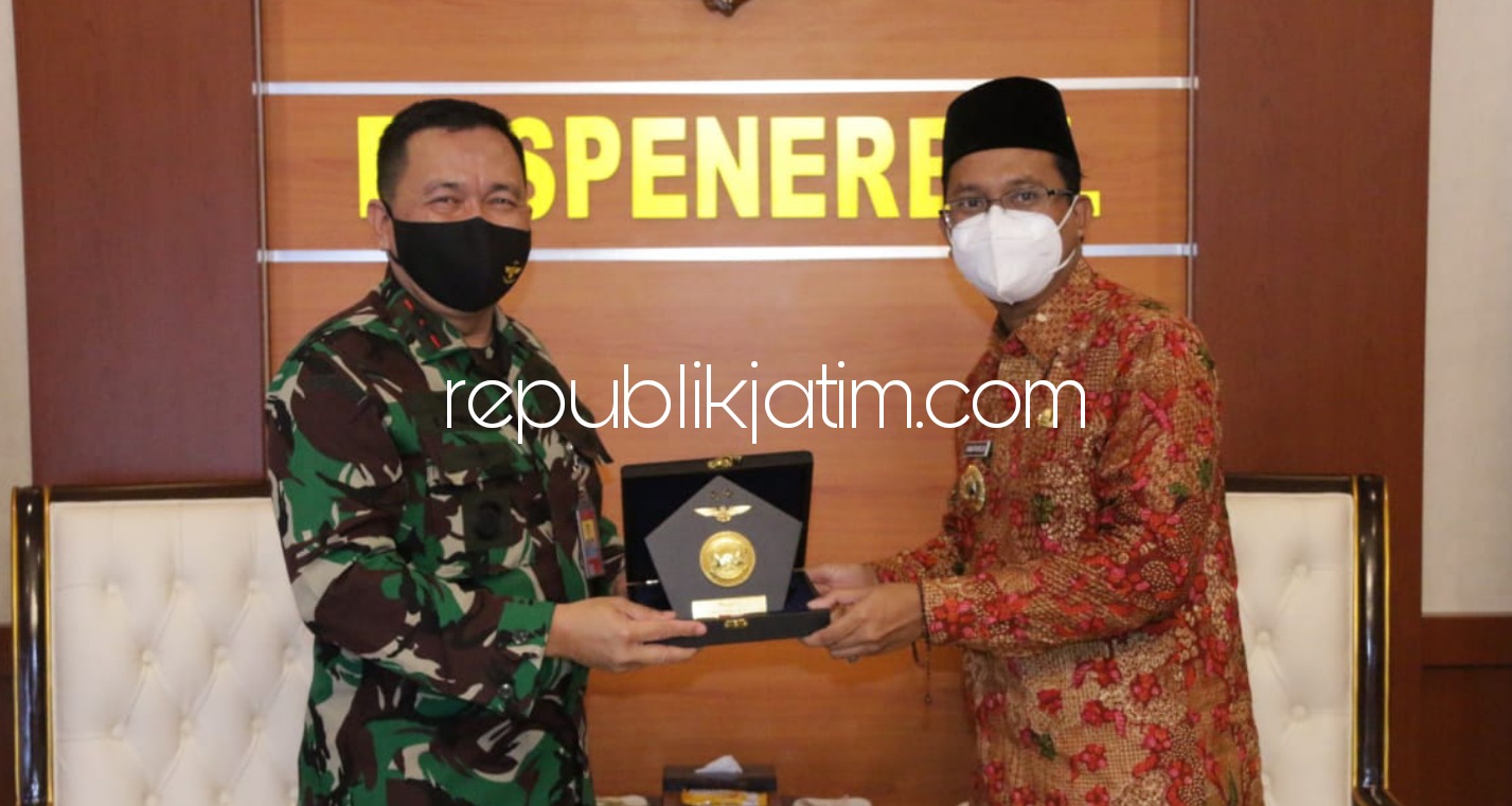KUNJUNGAN - Upaya Bupati Sidoarjo Ahmad Muhdlor Ali (Gus Muhdlor) merevitalisasi JL Raya Juanda mulai Bundaran Alpha hingga terminal T2 disambut Komandan Puspenerbal Laksamana Muda TNI Edwin saat kunjungan di kantornya JL Raya Juanda, Senin (29/03/2021).