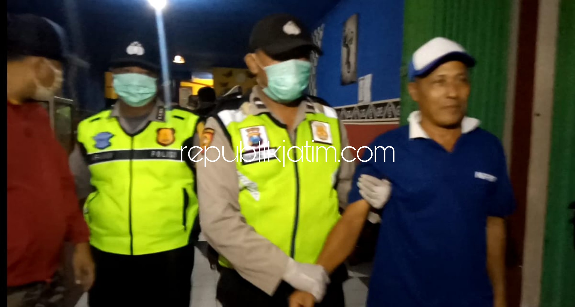 TUTUP - Sejumlah petugas Polsek Tanggulangin terpaksa menutup kedai kopi di area Permata, Desa Kludan, Kecamatan Tanggulangin, Sidoarjo dan mengamankan pengelolah dan pengunjung membandel, Sabtu (28/03/2020) malam.