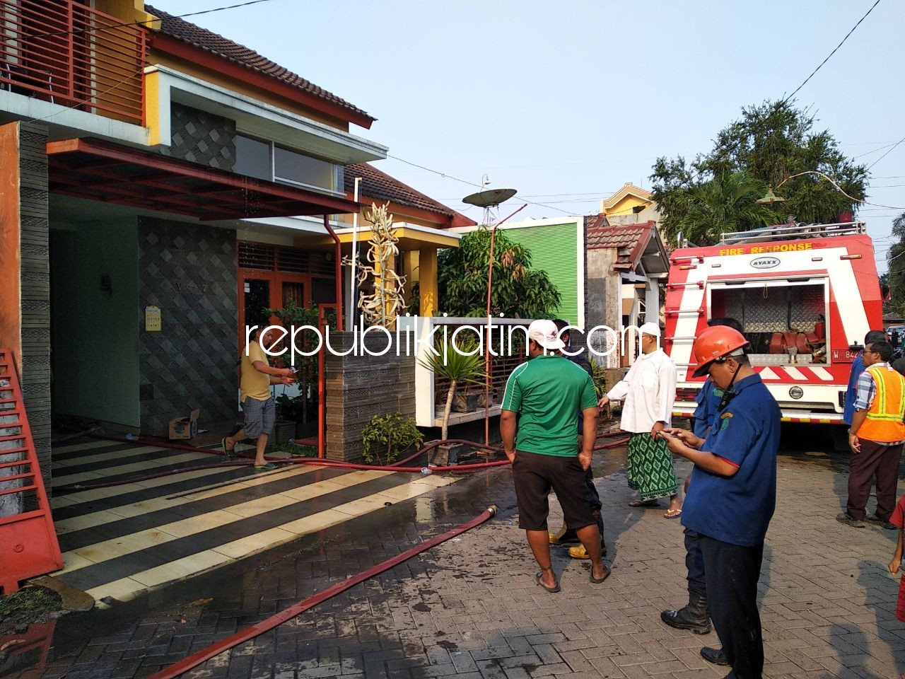 DIPADAMKAN - Sebanyak 3 unit mobil PMK Buduran didatangkan untuk memadamkan api di rumah artis Ani Carrera di Perum Pondok Jati, Kecamatan/Kabupaten Sidoarjo, Kamis (29/03/2018).