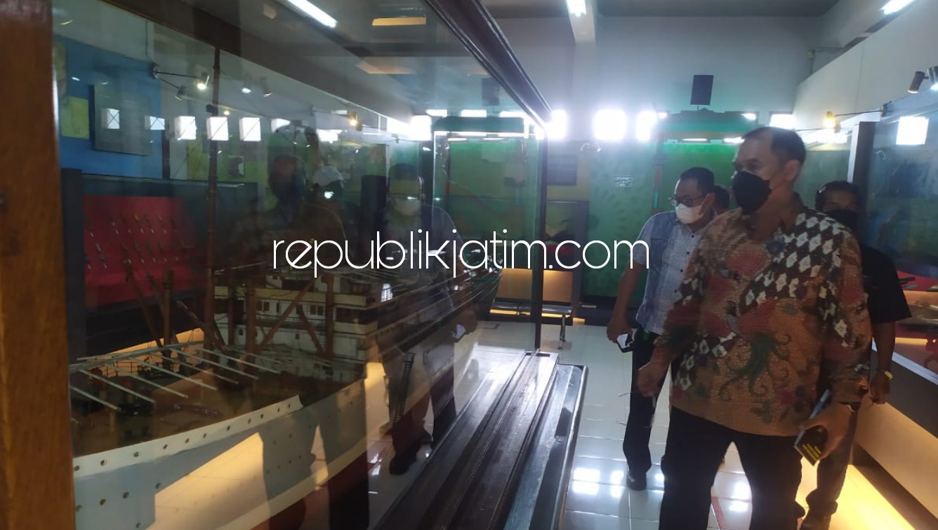 KUNJUNGI - Anggota Dewan Pakar DPP Partai Gerindra, Bambang Haryo Soekartono (BHS) mengunjungi Museum Mpu Tantular yang ada di JL Raya Buduran, Sidoarjo, Senin (29/03/2021) sore.