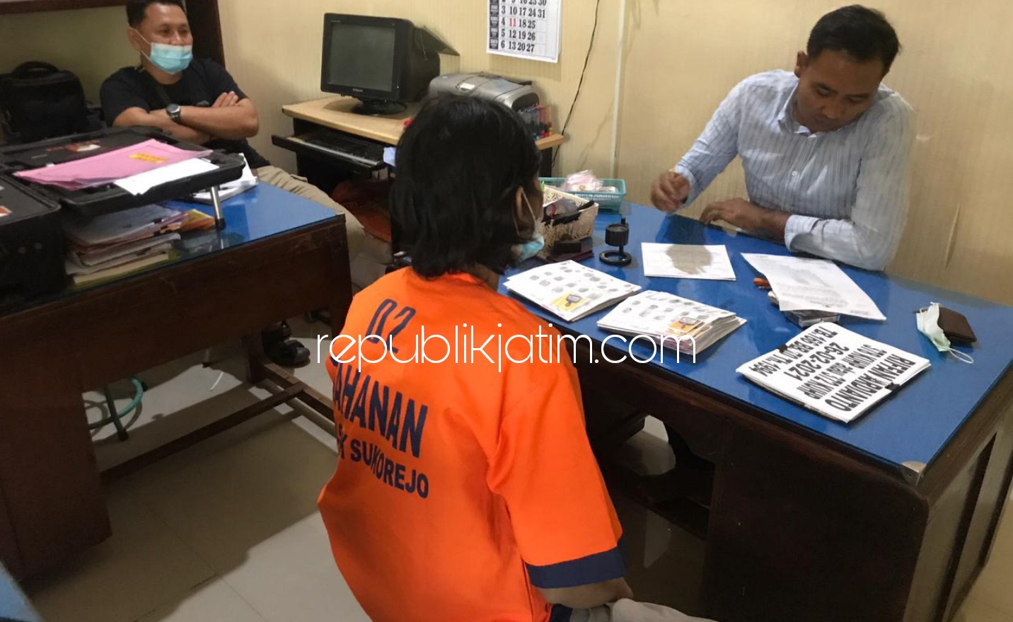 PERIKSA - DAS (21) saat diperiksa penyidik Polsek Sukorejo bersama dengan barang buktinya, Minggu (28/03/2021).