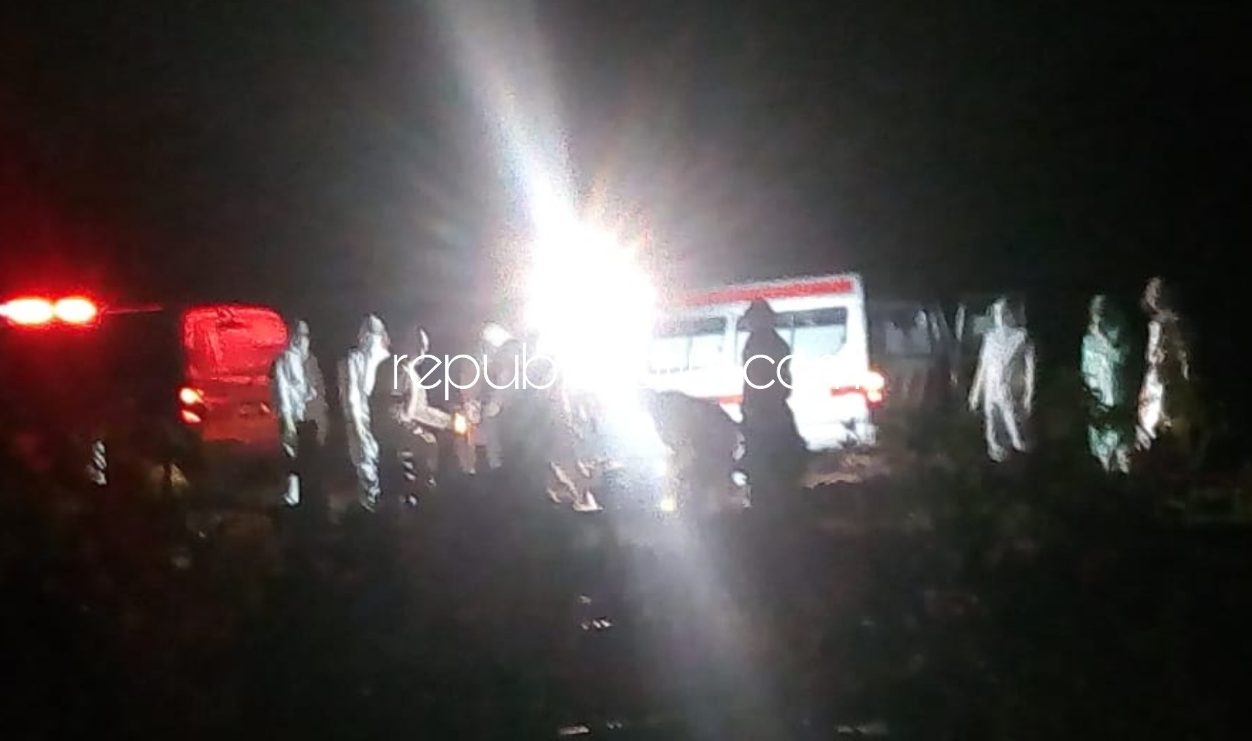 DIMAKAMKAN - Dua korban Covid-19 warga asal Kecamatan Buduran dan Sukodono dimakamkan dalam satu liang di TPU Delta Praloyo, JL Lingkar Timur, Desa Gebang, Kecamatan Sidoarjo dalam satu liang, Sabtu (28/03/2020) malam.