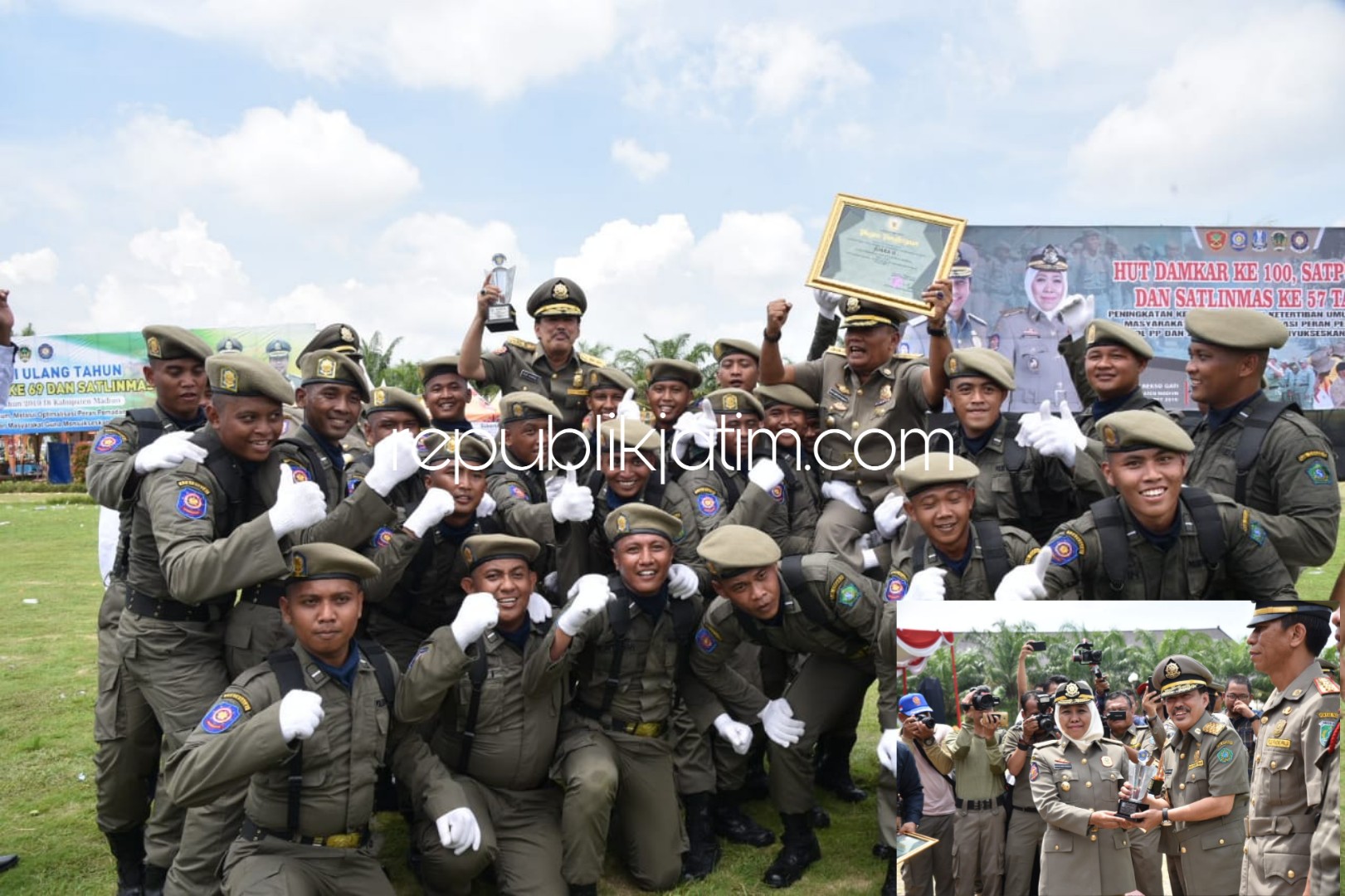 JUARA - Satpol PP Sidoarjo meraih juara 2 Lomba Kerapihan dan Ketertiban Pasukan saat peringatan HUT Damkar ke 100, HUT Satpol PP ke 69 serta HUT Satlinmas ke 57 se Jawa Timur di Alun-Alun Rekso Gati Kabupaten Madiun, Kamis (28/03/2019).