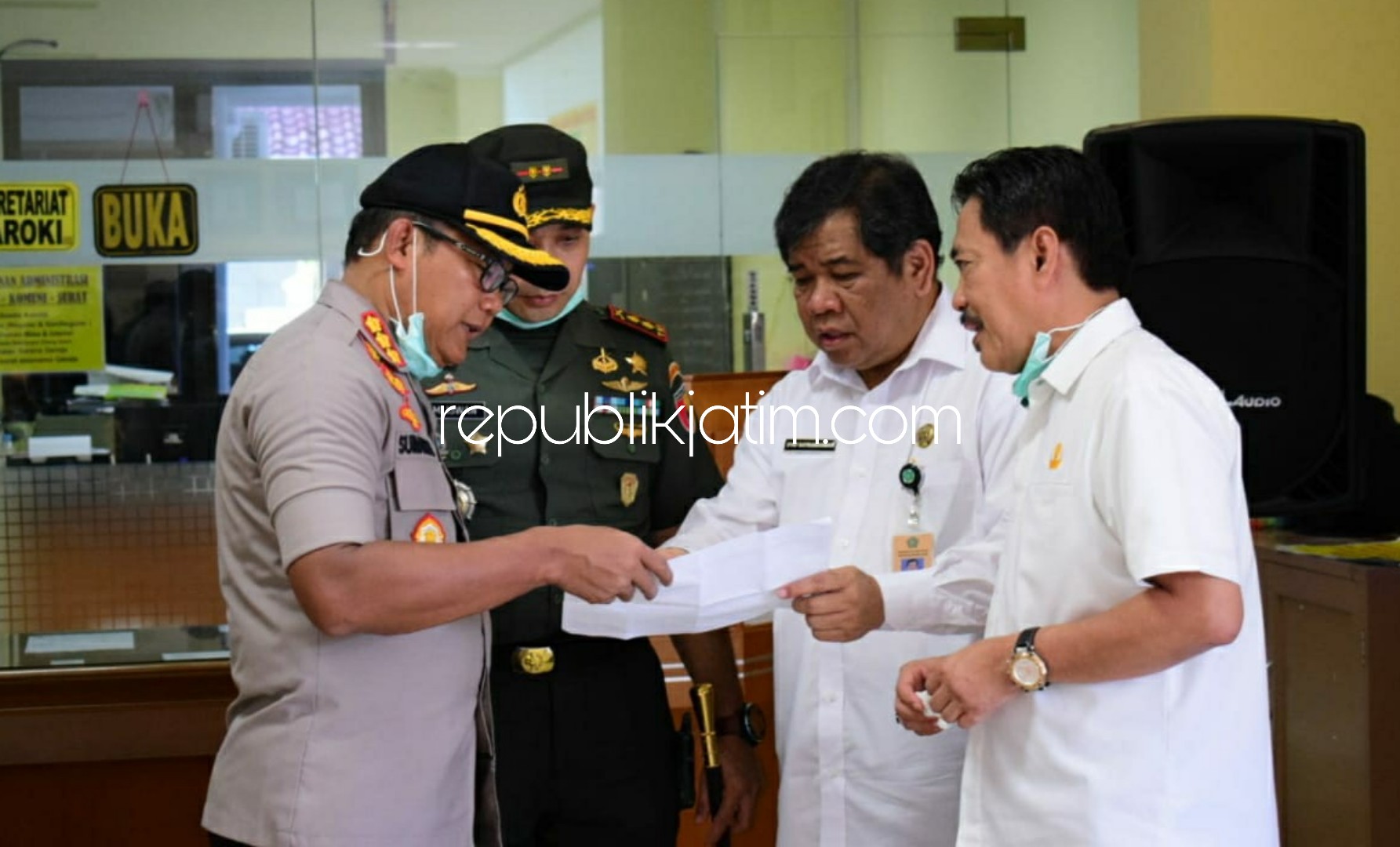 PAPARAN - Kepala Dinas Kesehatan (Dinkes) Pemkab Sidoarjo, dr Syaf Satriawarman memberikan paparan soal penanganan pasien Covid-19 di wilayah Sidoarjo dan persebarannya.