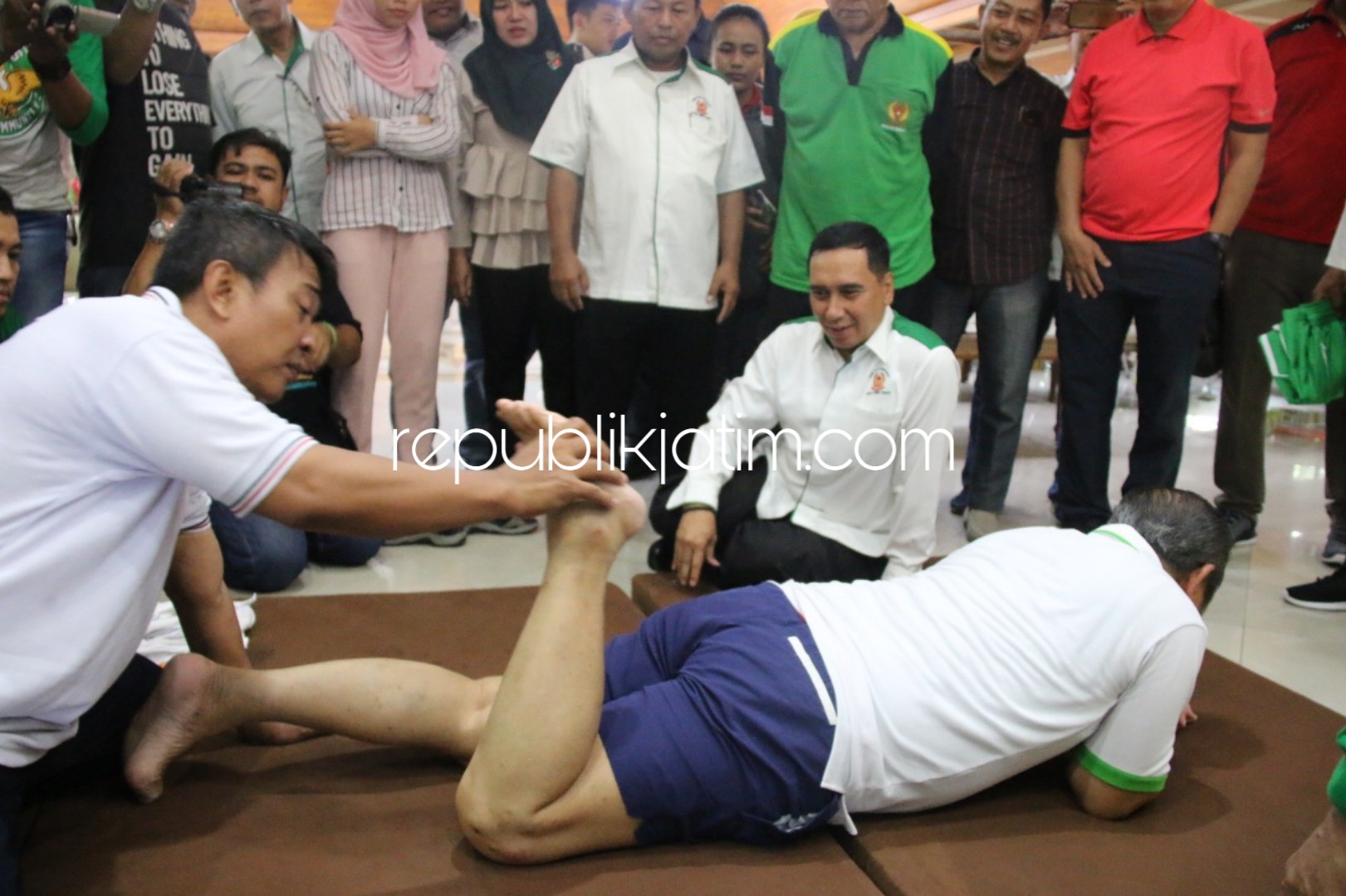 PRAKTEK - Bupati Sidoarjo, Saiful Ilah mempraktik pijatan Dr Yusuf ahli sport message Unesa saat memberikan pelatihan kepada para pelatih dan pengurus KONI Sidoarjo di Pendopo Delta Wibawa, Sabtu (30/03/2019).