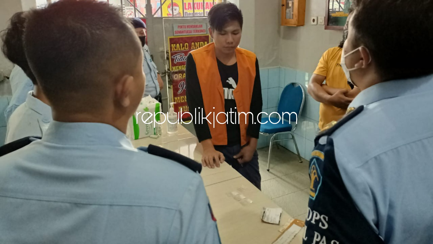 GAGALKAN - Sejumlah petugas Rutan Ponorogo menggagalkan penyelundupan narkotika jenis sabu-sabu yang diselipkan dalam lipatan kardus, Selasa (30/03/2021).