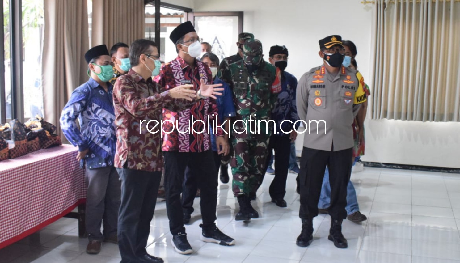 SIDAK - Bupati Sidoarjo, Ahmad Muhdlor Ali (Gus Muhdlor) bersama Kapolresta, Kombes Pol Sumardji dan Forkopimda mengecek pengamanan di sejumlah gereja di Sidoarjo, Selasa (30/03/2021).