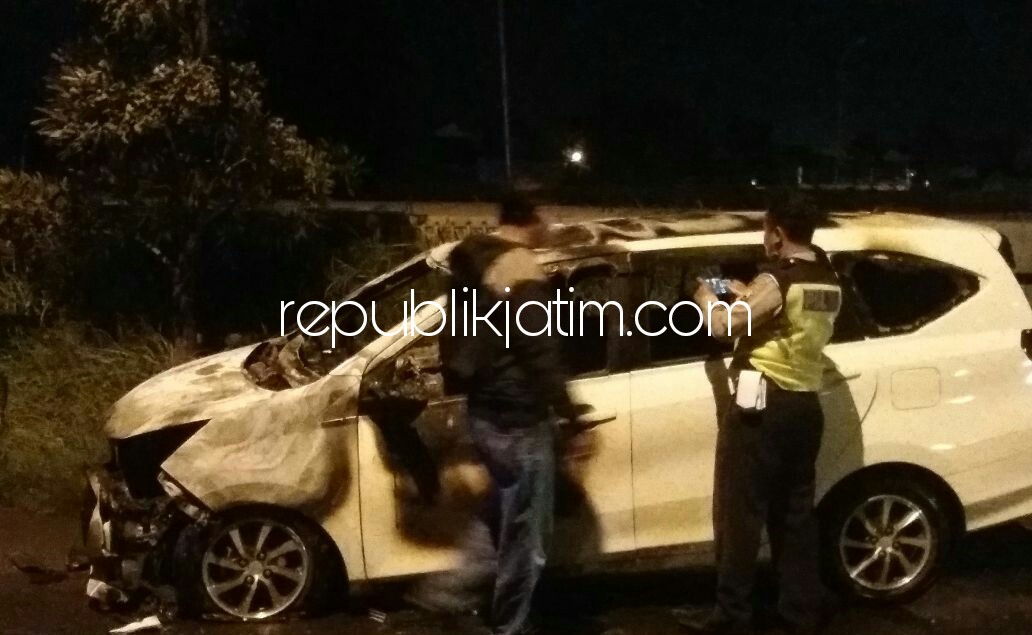 TERBAKAR - Mobil Daihatsu Sigra bernopol L 1257 WW yang dikemudikan Hery Siswanto (35) ludes terbakar di JL Raya Arteri Porong, Desa Wunut, Kecamatan Porong, Kabupaten Sidoarjo, Jumat (30/03/2018) malam.