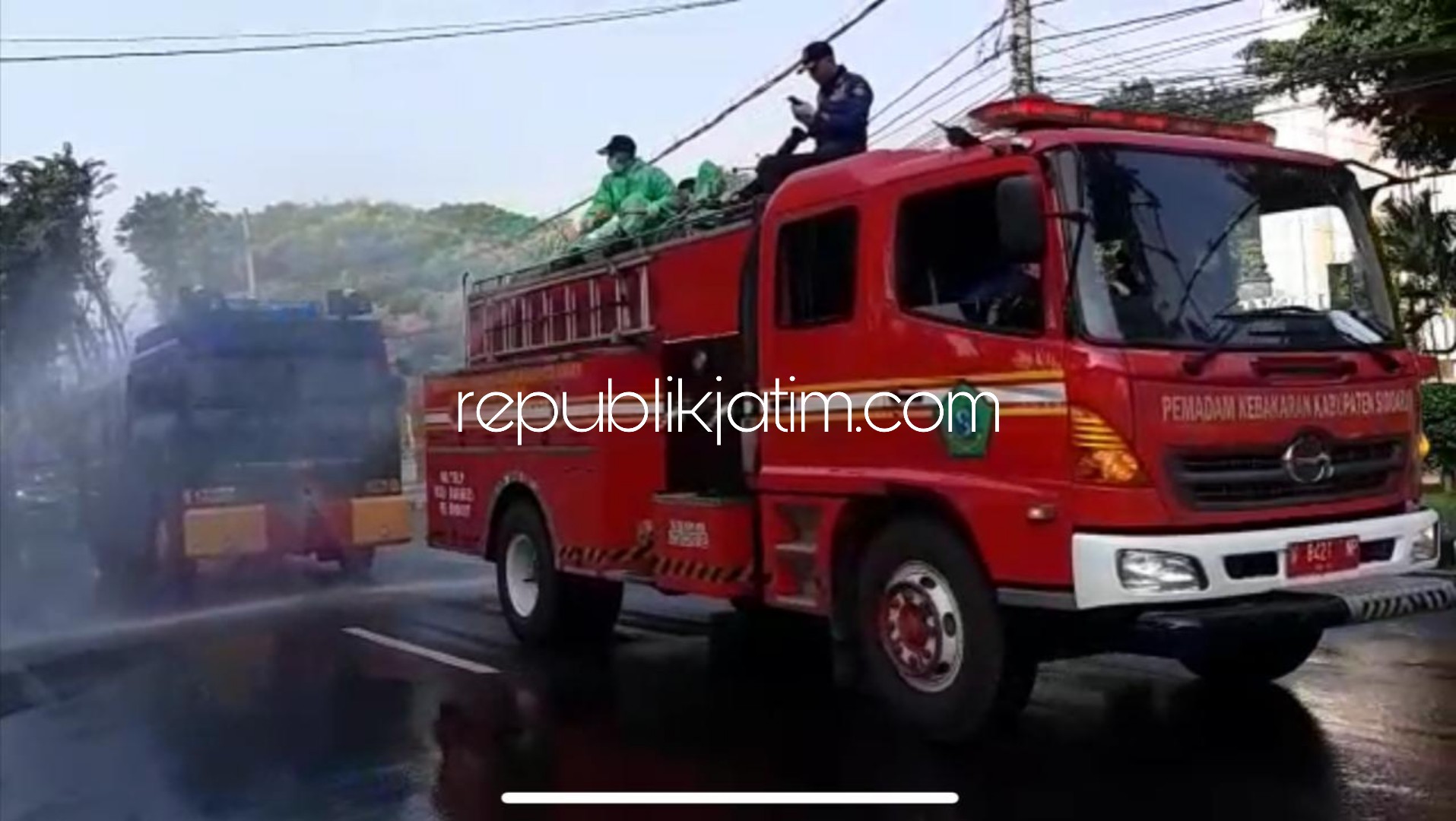 SEMPROTAN - Polresta Sidoarjo bersama sejumlah instansi terkait Pemkab Sidoarjo menggelar penyemprotan massal jalan protokol dan terminal Bungurasih, Kecamatan Waru, Sidoarjo, Selasa (31/03/2020).