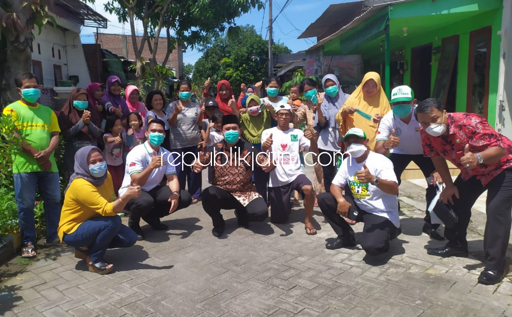 CEGAH - Bacabup Sidoarjo, Bambang Haryo Soekartono (BHS) sosialisasi di Perumtas 3 Desa Kepuhkemiri, Kecamatan Tulangan, Sidoarjo soal pencegahan virus Corona (Covid-19) sekaligus membagi masker, sabun dan penyemprotan disinfektan, Selasa (31/03/2020).