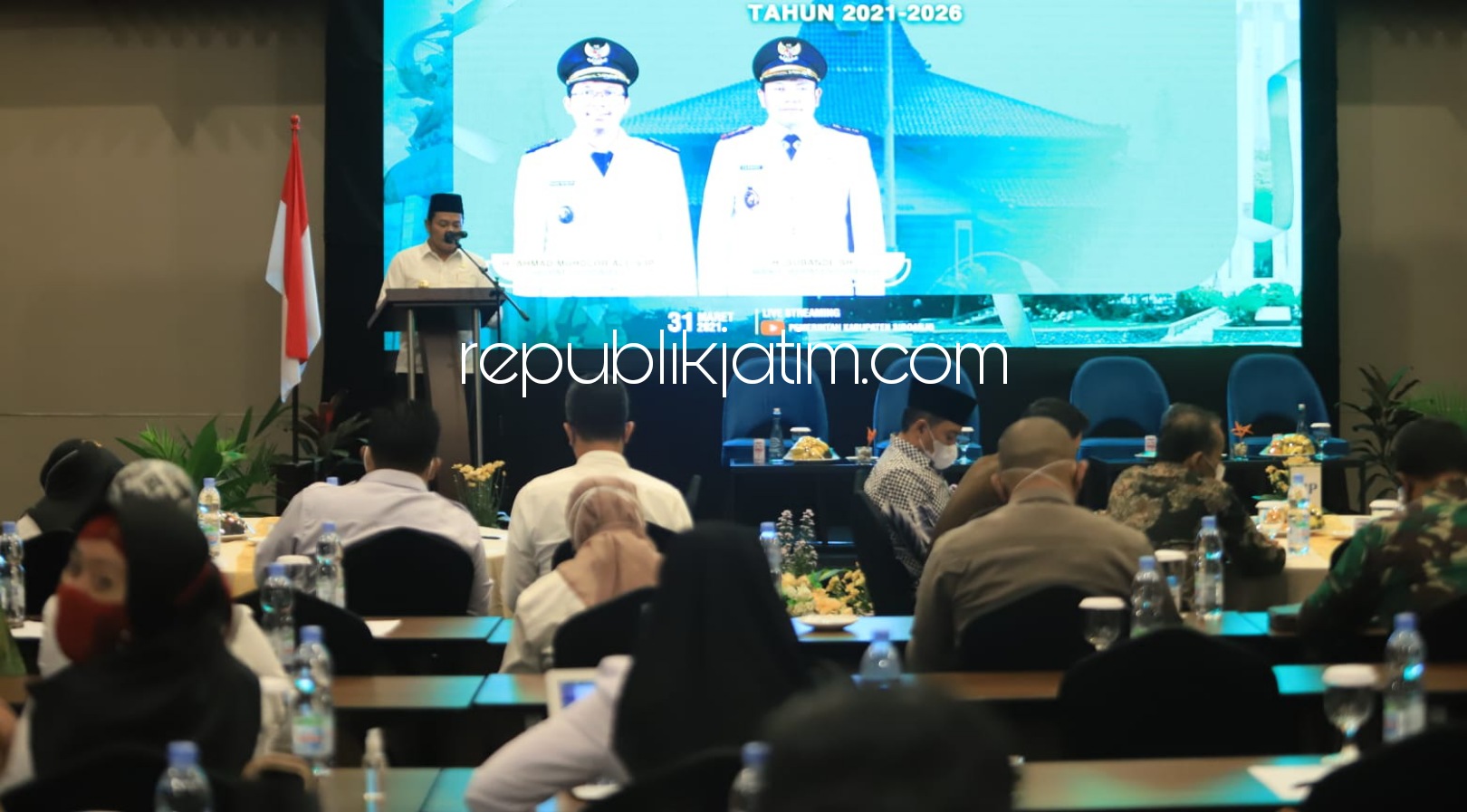 PAPARAN - Wakil Bupati Sidoarjo, Subandi memberi paparan saat membuka acara Forum Konsultasi Rancangan Rencana Pembangunan Jangka Panjang Daerah (RPJMD) Sidoarjo Tahun 2021-2026, di Aston Hotel, Kahuripan, Sidoarjo, Rabu (31/03/2021).