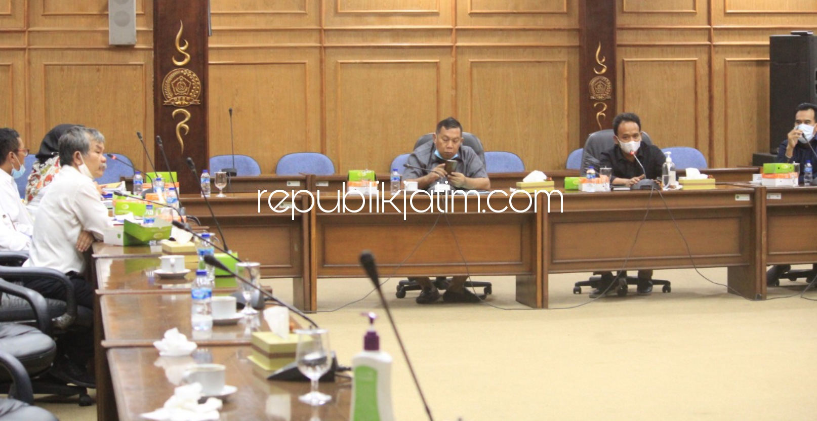 WADUL - Warga Perum Delta Sari, Kecamatan Waru, Sidoarjo mengaku ke Komisi A DPRD Sidoarjo soal penyerahan fasilitas umum (fasum) dan fasilitas sosial (fasos) di perumahan elit itu, Rabu (31/03/2021). 