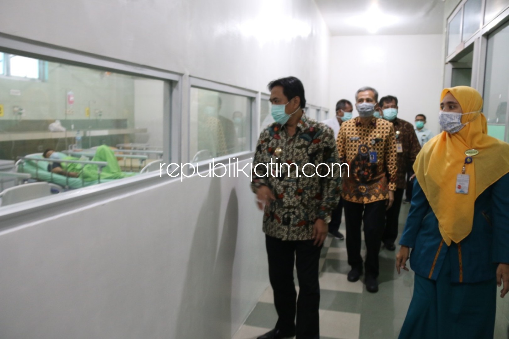 SIDAK - Wabup Sidoarjo, Nur Ahmad Syaifuddin mengecek sejumlah rumah sakit rujukan pasien Covid-19 dengan hasil kekurangan APD dan Masker N95, Selasa (31/03/2020). 