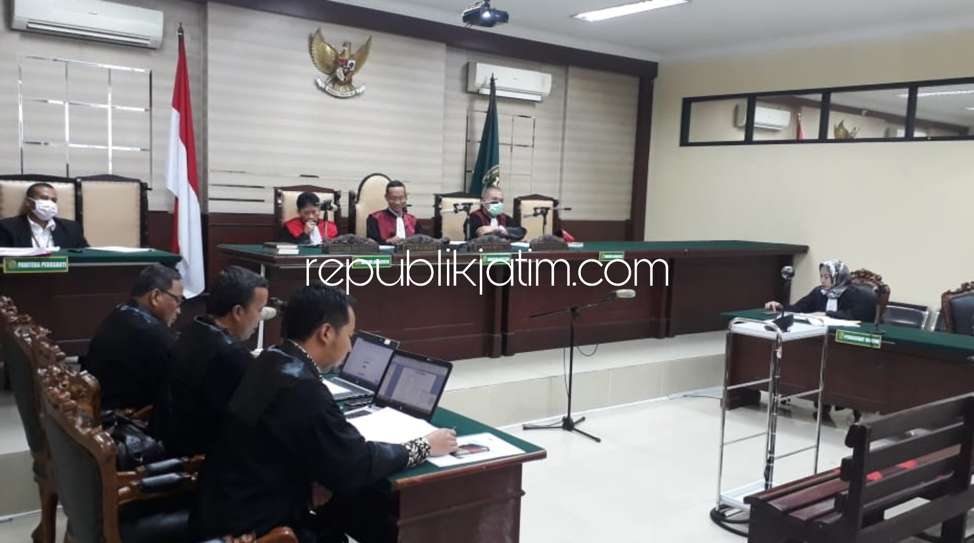 DAKWAAN - Tim Jaksa Penuntut Umum (JPU) Komisi Pemberantasan Korupsi (KPK) mendakwa dua rekanan pemberi suap Ibnu Gofur dan M Totok Sumedi dalam sidang dakwaan yang digelar secara online dan dipimpin Ketua Majelis Hakim, Rochmad, Senin (30/03/2020).