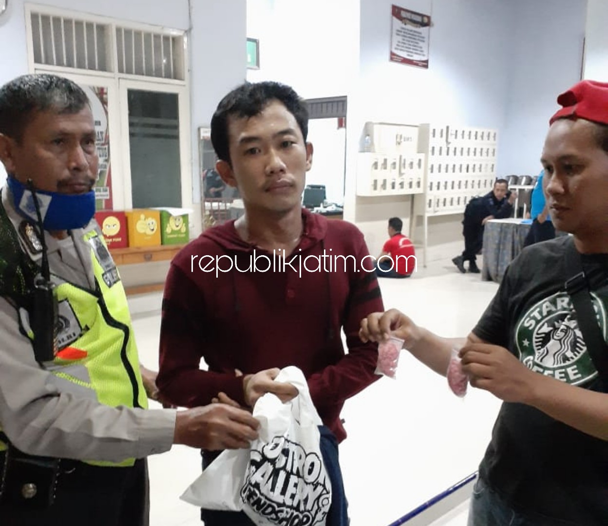 GAGAL - Tersangka Angga Udayana (28) warga Desa/Kecamatan Buduran gagal menyelundupkan 200 butir pil ekstasi ke dalam Lapas Porong diamankan petugas Lapas dan Polsek Porong bersama barang buktinya, Senin (30/03/2020) malam.