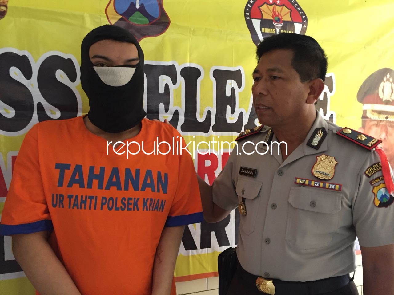 PENGEDAR - Tersangka pengedar ganja yang beroperasi di Krian, Muhammad Khoiri (20) diringkus petugas Polsek Krian beserta barang buktinya, Jumat (30/03/2018).