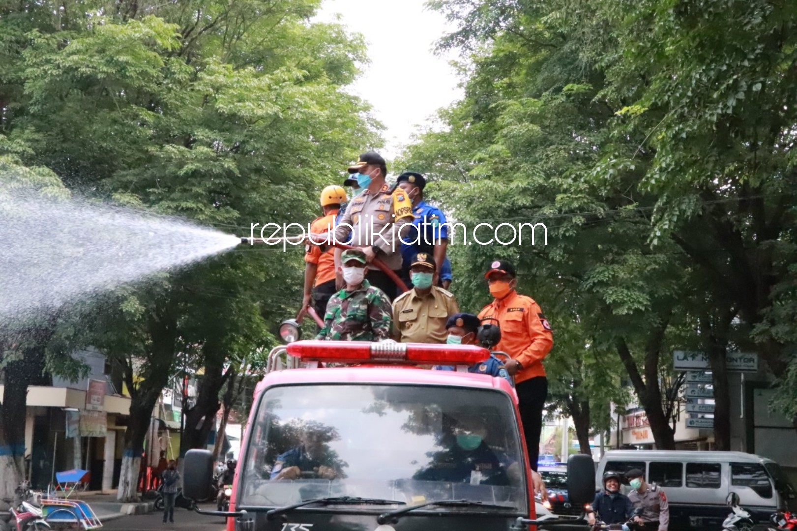 SERENTAK - Kapolres Ponorogo, AKBP Arief Fitrianto memimpin penyemprotan disinfektan secara serentak di wilayah Kota Ponorogo, Selasa (31/03/2020).