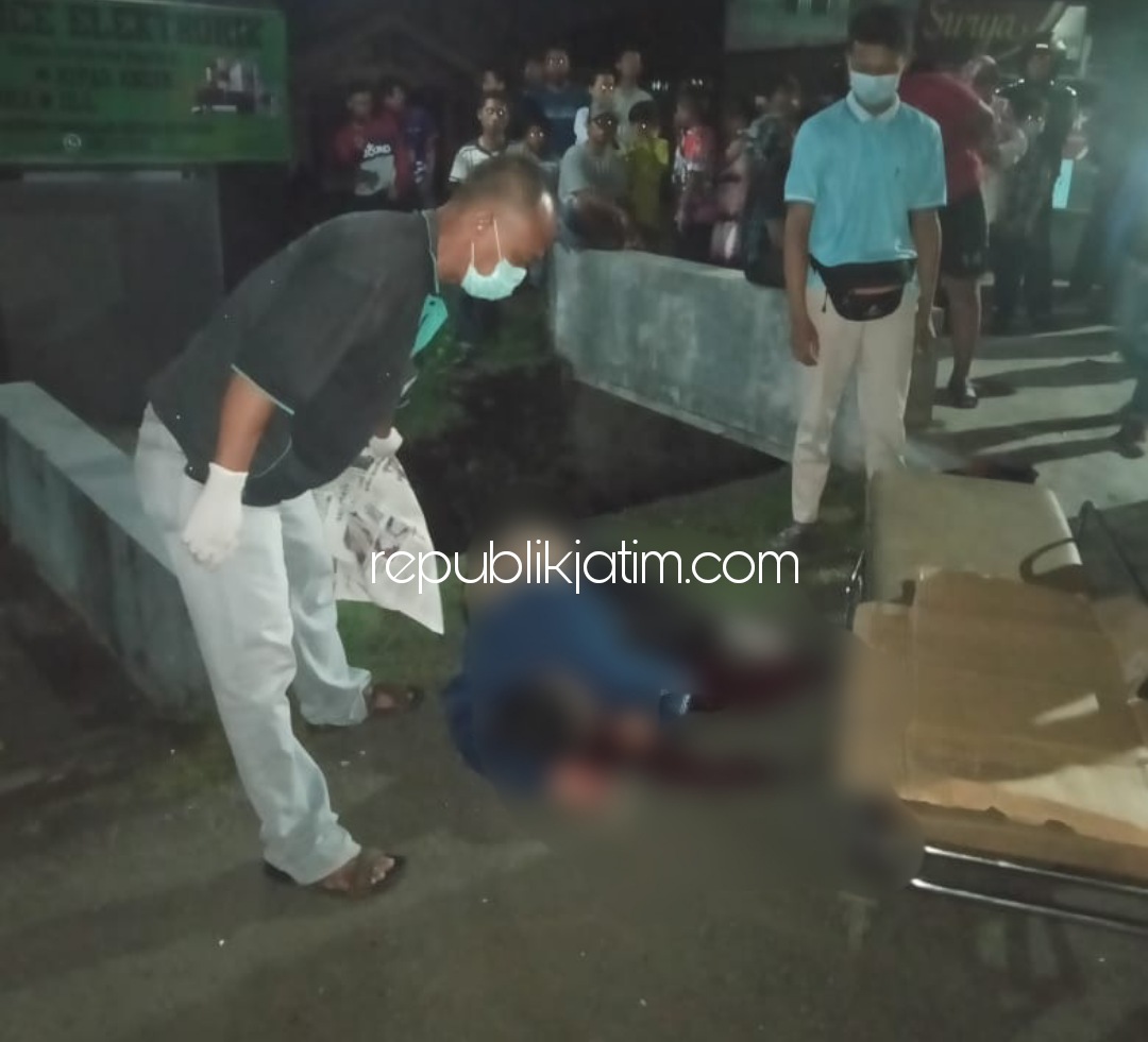 EVAKUASI - Petugas mengevakuasi korban kecelakaan pengendara motor yang tewas ditabrak kendaraan tanpa identitas (nopol) di JL Raya Bangkungtemenggungan, Kecamatan Balongbendo, Sidoarjo, Selasa (30/03/2021) malam.