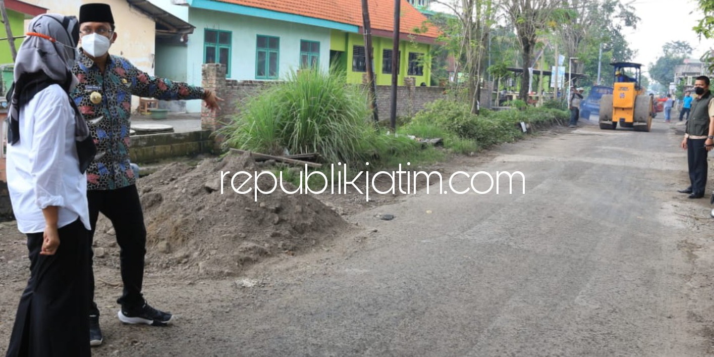 SIDAK - Bupati Sidoarjo, Ahmad Muhdlor Ali (Gus Muhdlor) sidak ke perbaikan jalan di Desa Karangpuri, Kecamatan Wonoayu, Sidoarjo yang dikerjakan menggunakan dana PIWK, Rabu (31/03/2021).