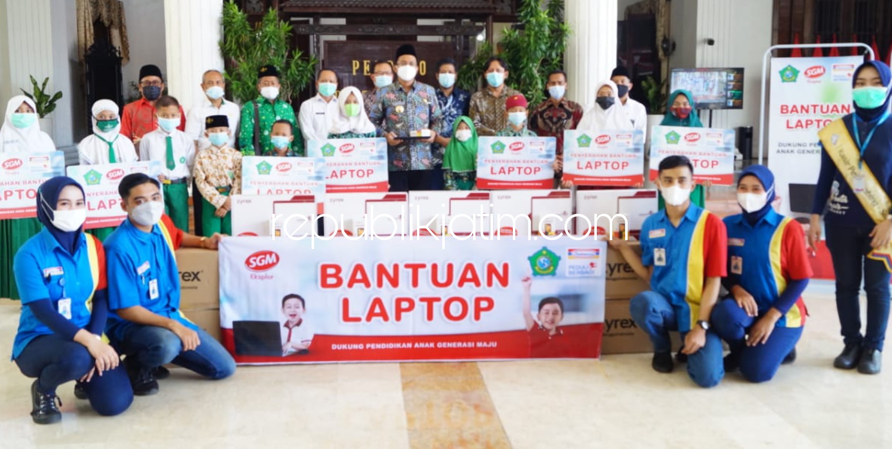 CSR - Bupati Sidoarjo, Ahmad Muhdlor Ali (Gus Muhdlor) menerima CSR 100 laptop dari Indomaret dan Sari Husada langsung diserahkan ke para pelajar SD dan MI di Pendopo Delta Wibawa, Rabu (31/03/2021).