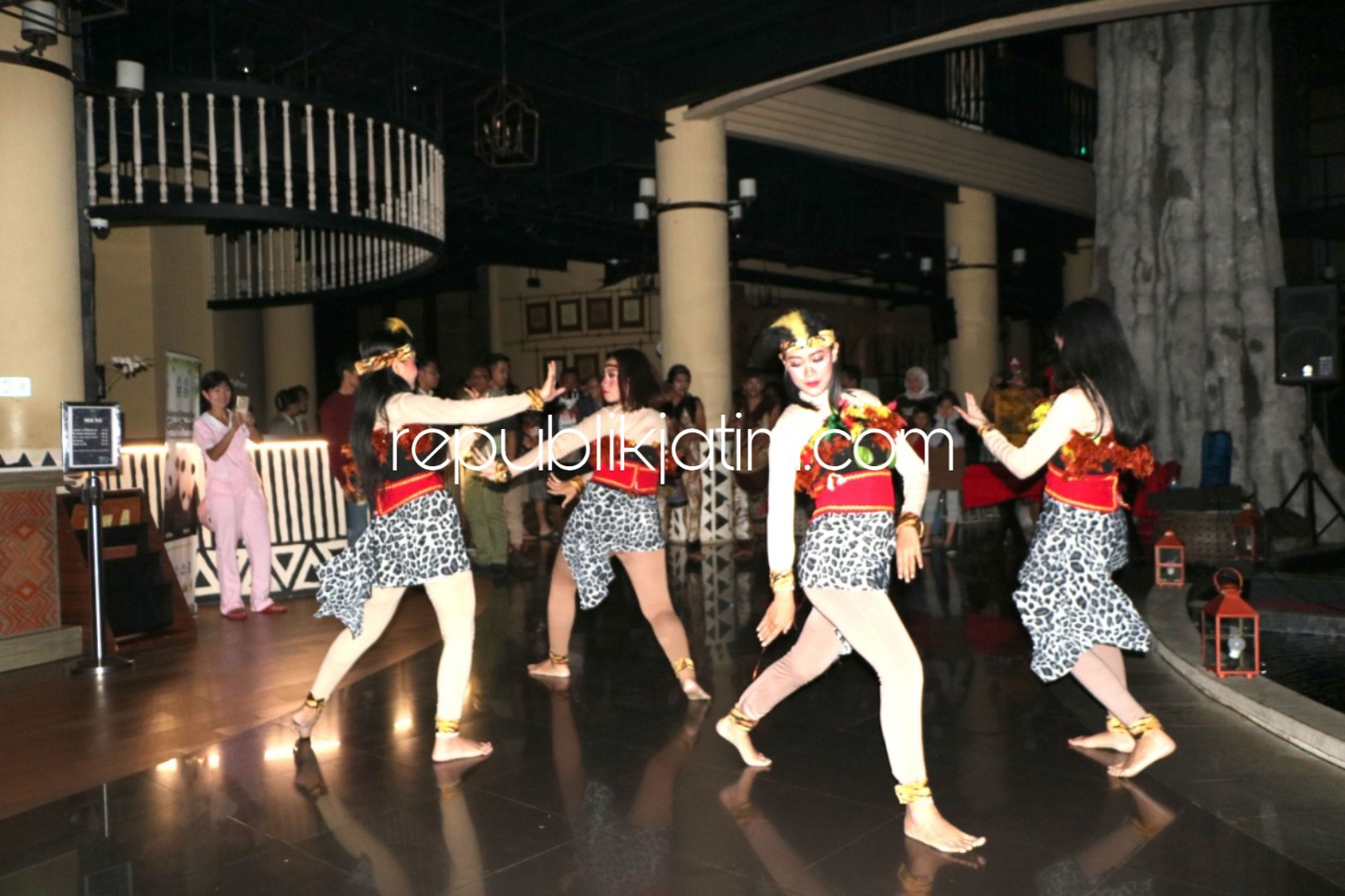 JUNGLE DANCE - Kampanyekan Earth Hour dengan atraksi Jungle Dance wujud partisipasi Baobab Safari Resort dalam melawan perubahan iklim dan pemanasan global demi masa depan lebih baik dan generasi penerus, Sabtu (30/03/2019) malam.