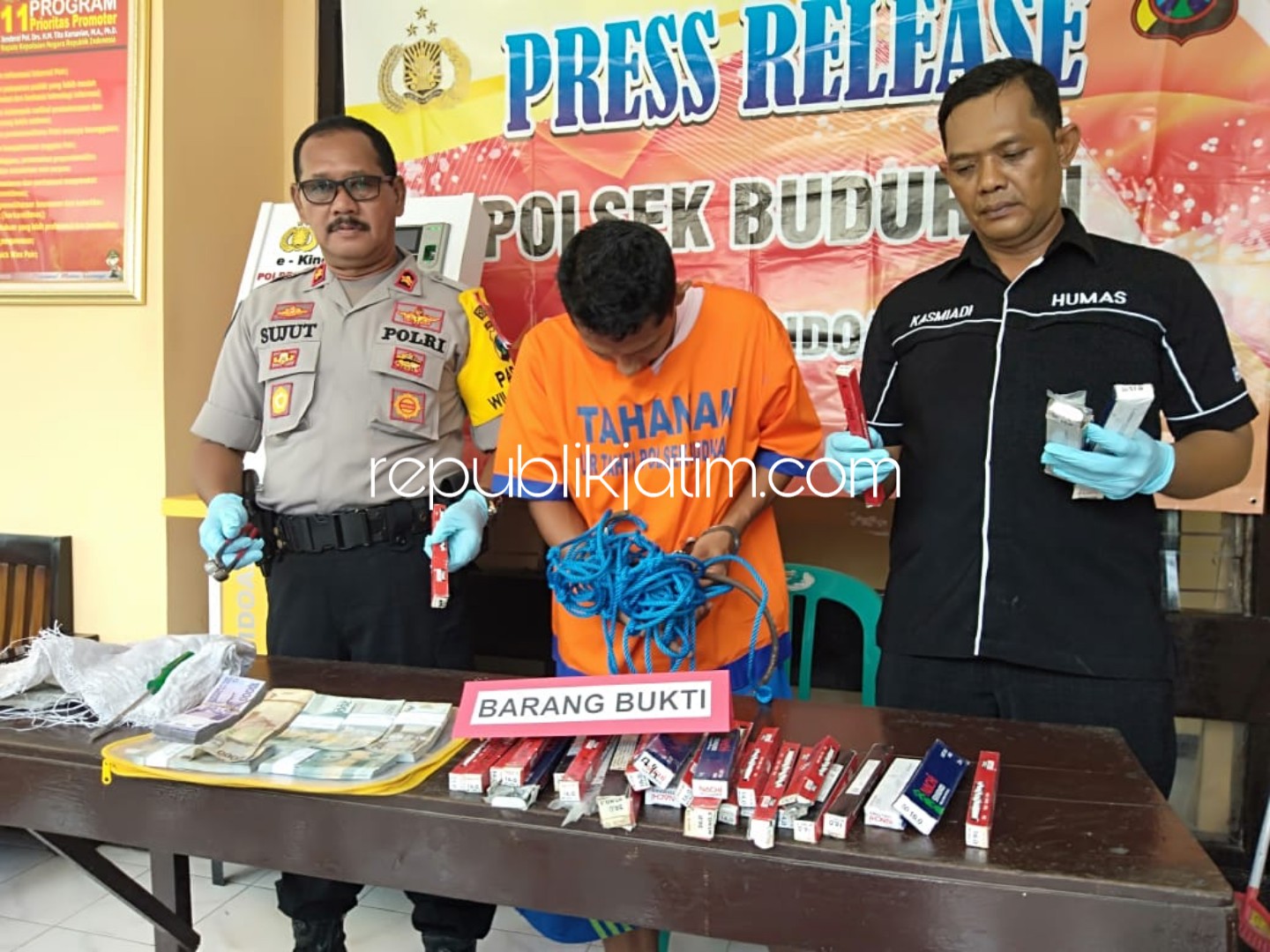 DIRINGKUS - Tersangka Feri Kurniawan (30) warga JL Bambe Dukuh Menanggal, Gayungan, Surabaya pembobol toko bangunan dengan cara memanjat tembok setinggi 12 meter menggunakan tampar diringkus Polsek Buduran beserta barang buktinya, Senin (01/04/2019).