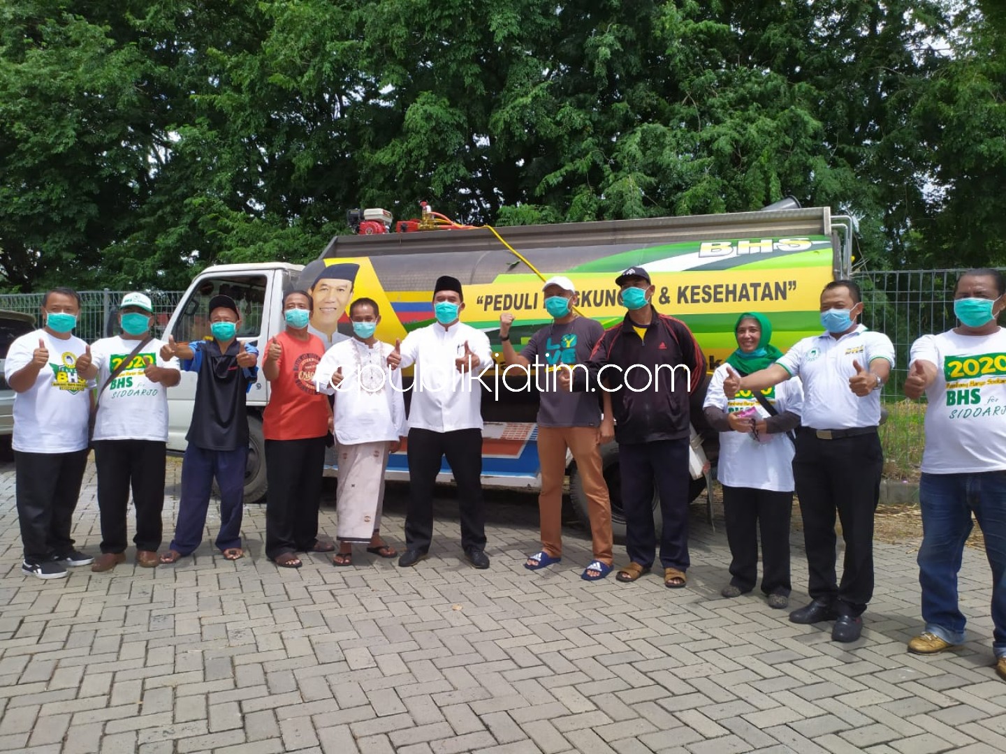 CEGAH CORONA - Bacabup Sidoarjo Bambang Haryo Soekartono (BHS) mengajak warga RW 09 Perum Pondok Jati, Sidoarjo untuk menggugah kesadaran melawan penyebaran virus Corona (Covid-19) dengan menyediakan alat cuci tangan dan terapkan PHBS, Rabu (01/04/2020).