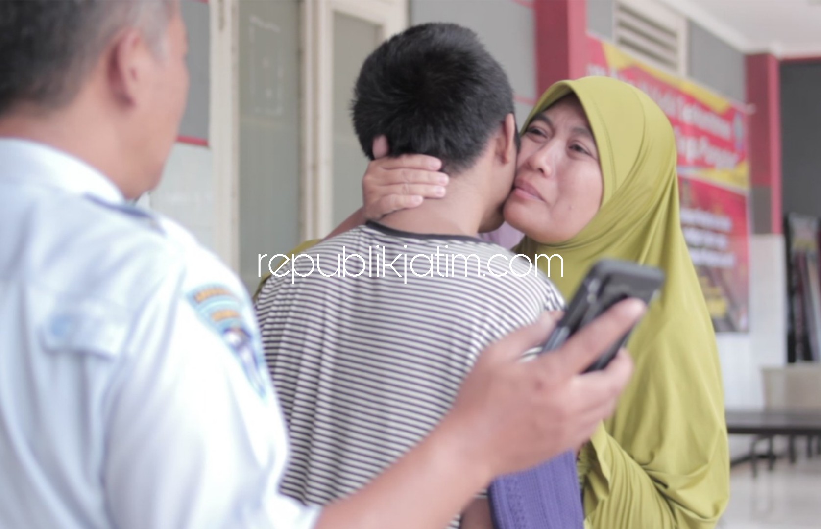 PEMBEBASAN - Sebanyak 527 Warga Binaan Pemasyarakatan (WBP) se Jatim mendapatkan asimilasi dan integrasi sebagai upacaya pencegahan penyebaran virus Corona (Covid-19), Rabu (01/04/2020).