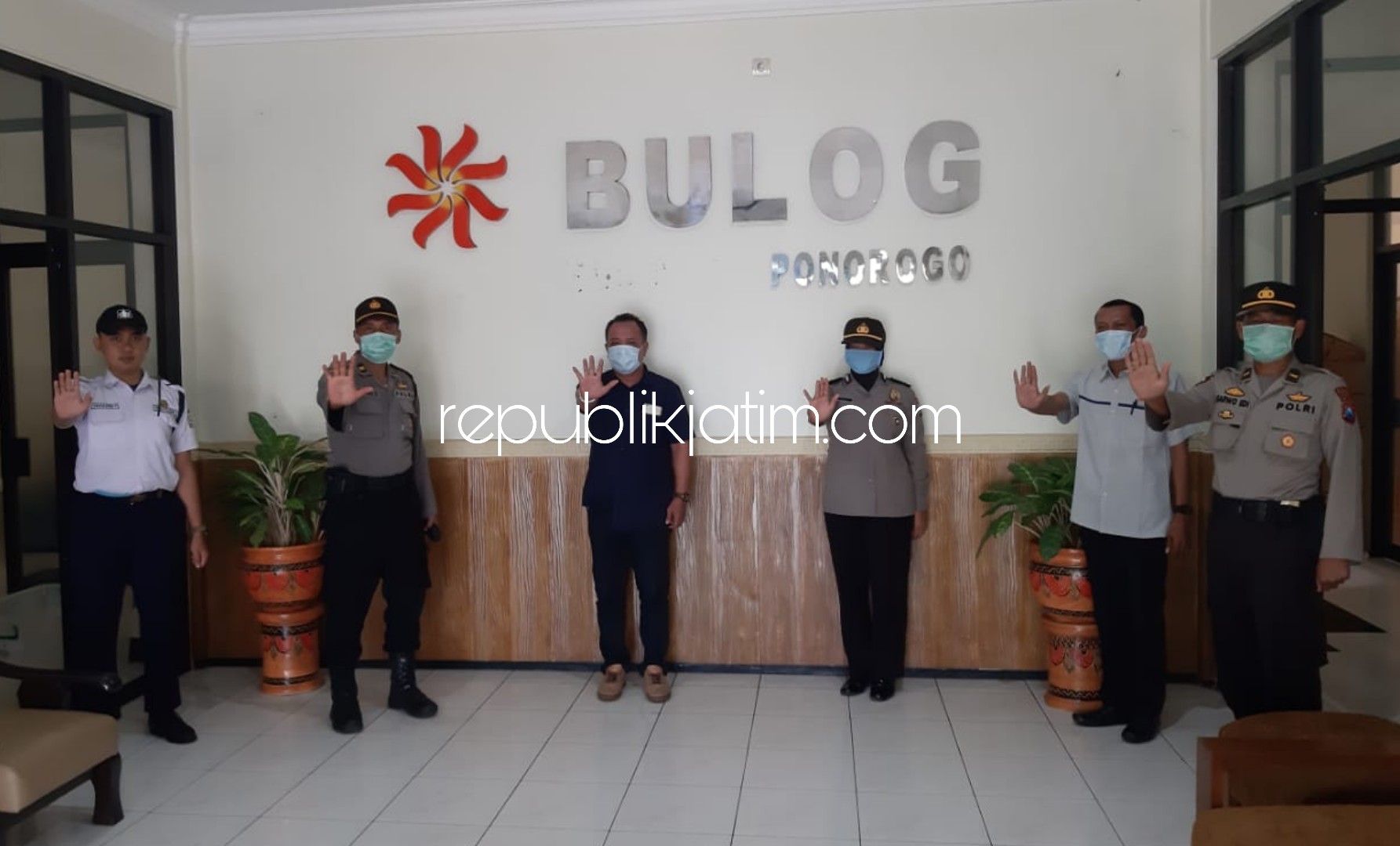 STOK PANGAN - Rombongan pejabat Polres Ponorogo saat berkoordinasi soal stok pangan di ruang kerja Kabulog Ponorogo, David Susanto, Rabu (01/04/2020).