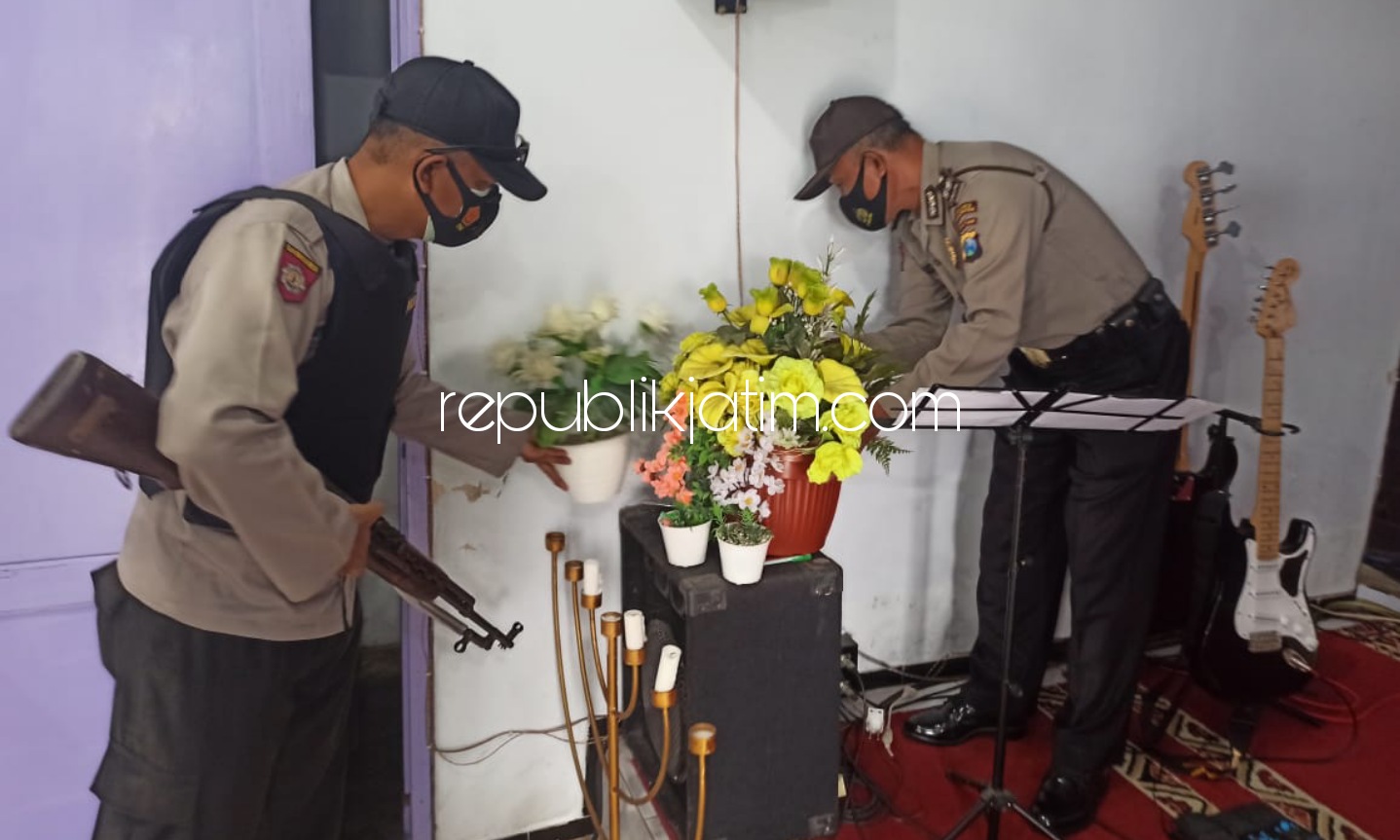 BERSENJATA - Petugas bersenjata laras panjang mensterilkan gereja di Ngebel, Ponorogo, Kamis(01/04/2021).