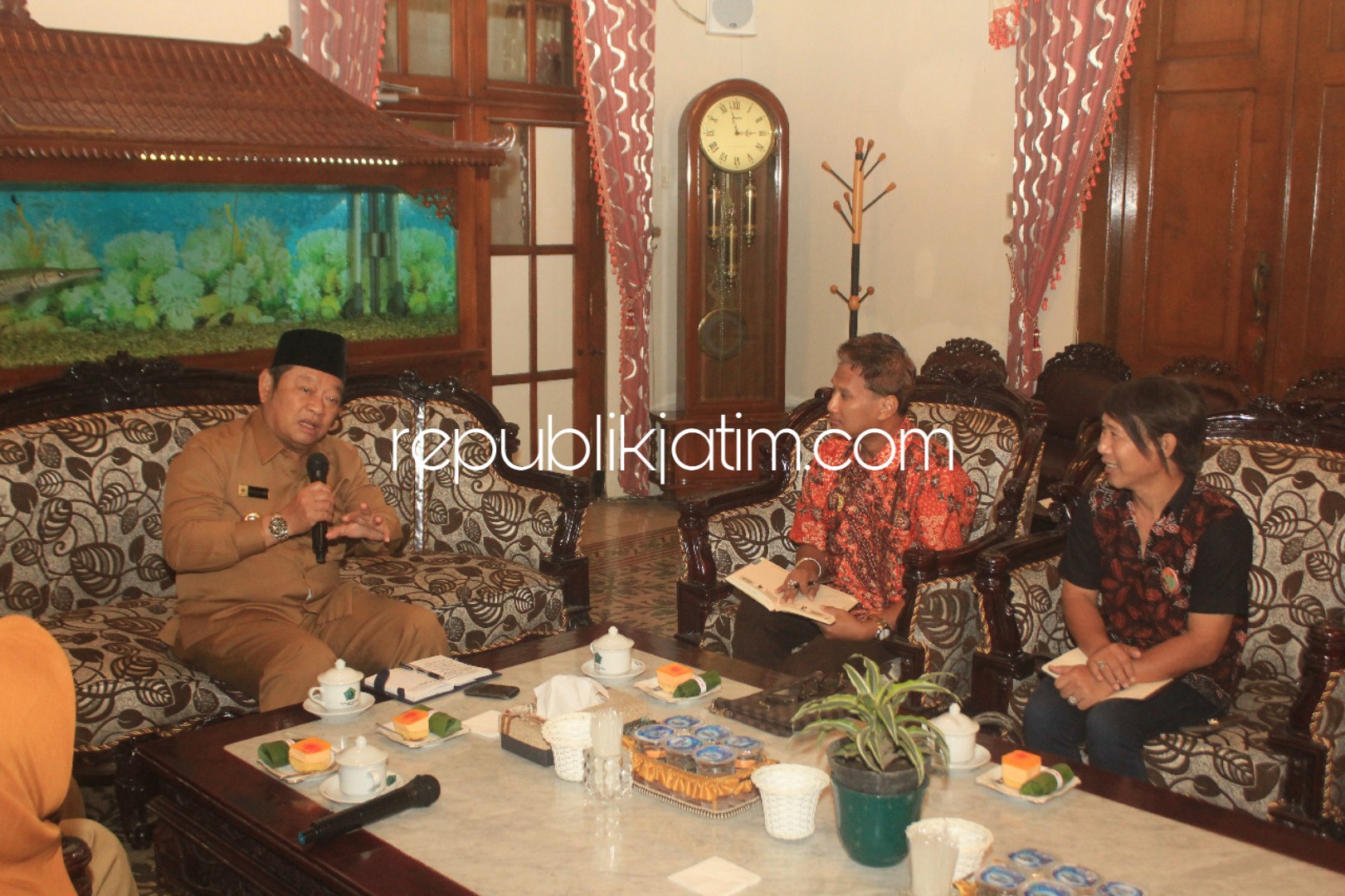 AUDIENSI - Bupati Sidoarjo, Saiful Ilah berdialog untuk pelaksanaan Pemilihan Duta Batik Sidoarjo di Pendopo Delta Wibawa, Senin (01/04/2019).