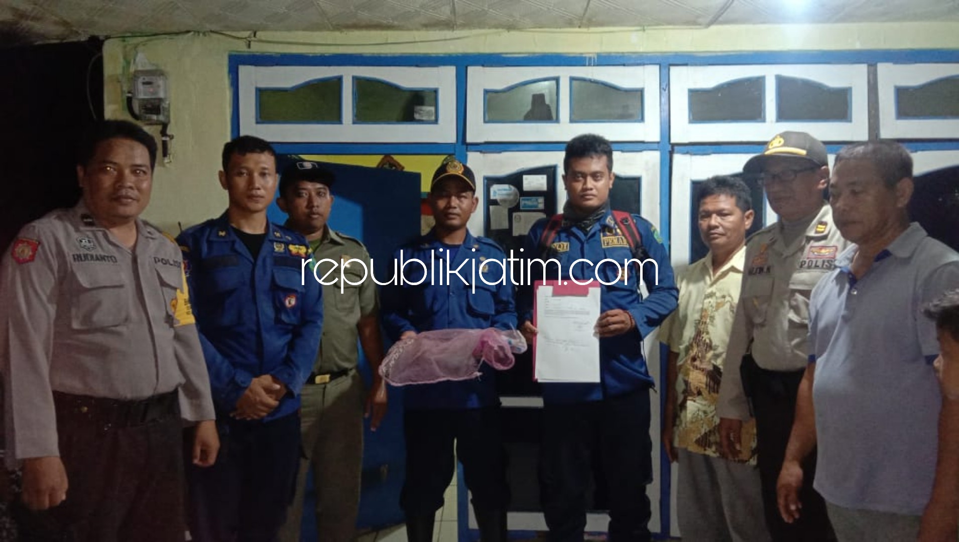 TERTANGKAP - Warga Dusun Kedung, Desa Jumputrejo, Kecamatan Sukodono, Sidoarjo berhasil menangkap anak buah berukuran 1 meter di sungai setempat, Rabu (01/04/2020) malam. 