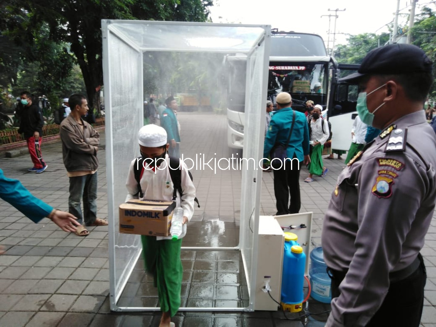 TES - Sebanyak 125 santri Pondok Pesantren Sidogiri, Pasuruan yang tiba di halaman parkir Masjid Agung Sidoarjo diperiksa kesehatan dan disemprot disinfektan, Kamis (02/04/2020).