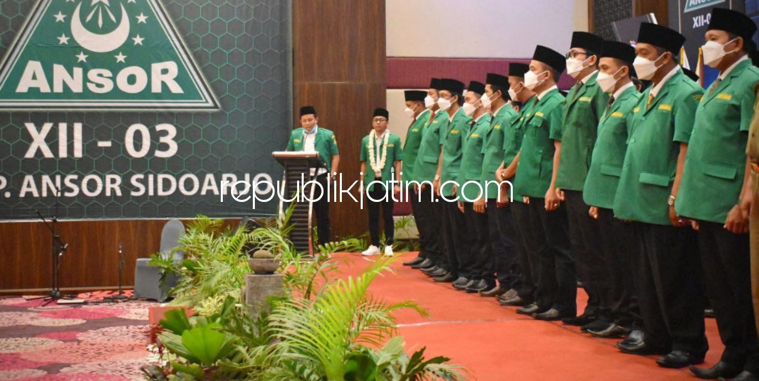 LANTIK - Wakil Ketua DPP GP Ansor, Syaikhul Islam Ali melantik para pengurus PC GP Ansor Sidoarjo masa khitmad 2020 - 2024 dibawa pimpinan Rizza Ali Faizin di Fave Hotel Sidoarjo, Jumat (02/04/2021) sore.