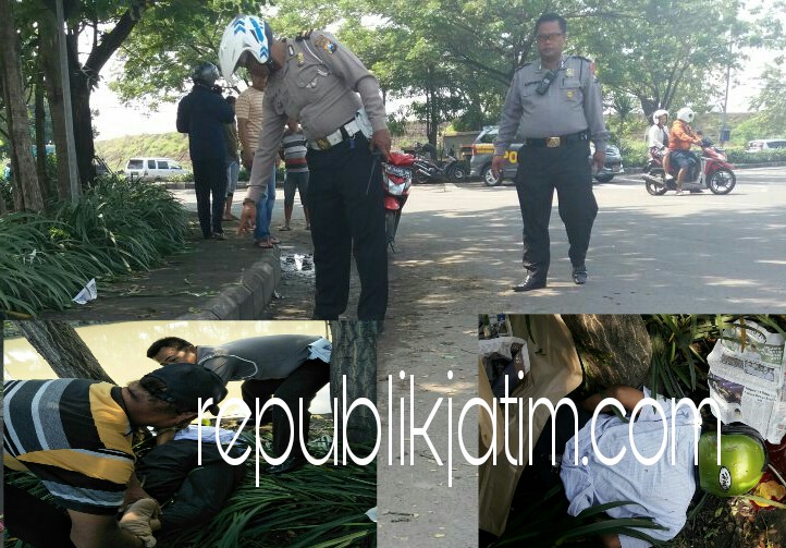 LAKA - Kanit Lantas Polsek Tanggulangin, Iptu Agus Hermanto menunjukan lokasi kecelakaan serta Petugas dan warga mengevakuasi korban laka lantas di bundaran Desa Ketapang, Kecamatan Tanggulangin, Minggu (01/04/2018).