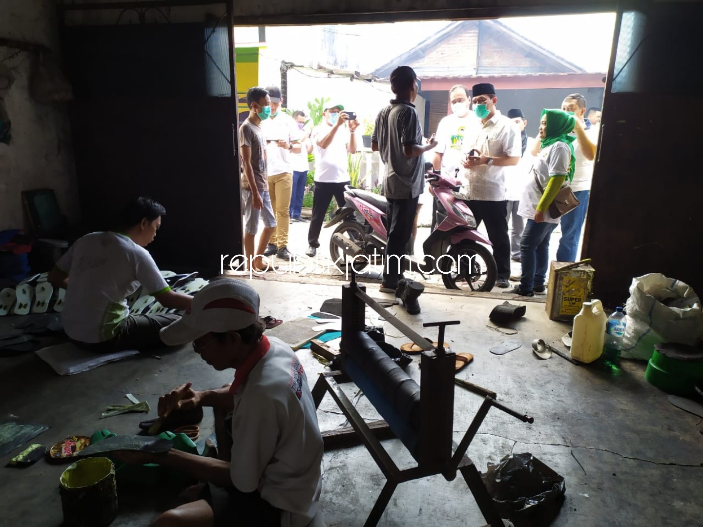 DIALOG - Bacabup Sidoarjo, Bambang Haryo Soekartono (BHS) berdialog dengan para perajin sandal di RW 03 Desa Wedoro, Kecamatan Waru, Sidoarjo disela-sela fogging (pengasapan) yang digelar timnya, Kamis (02/04/2020).