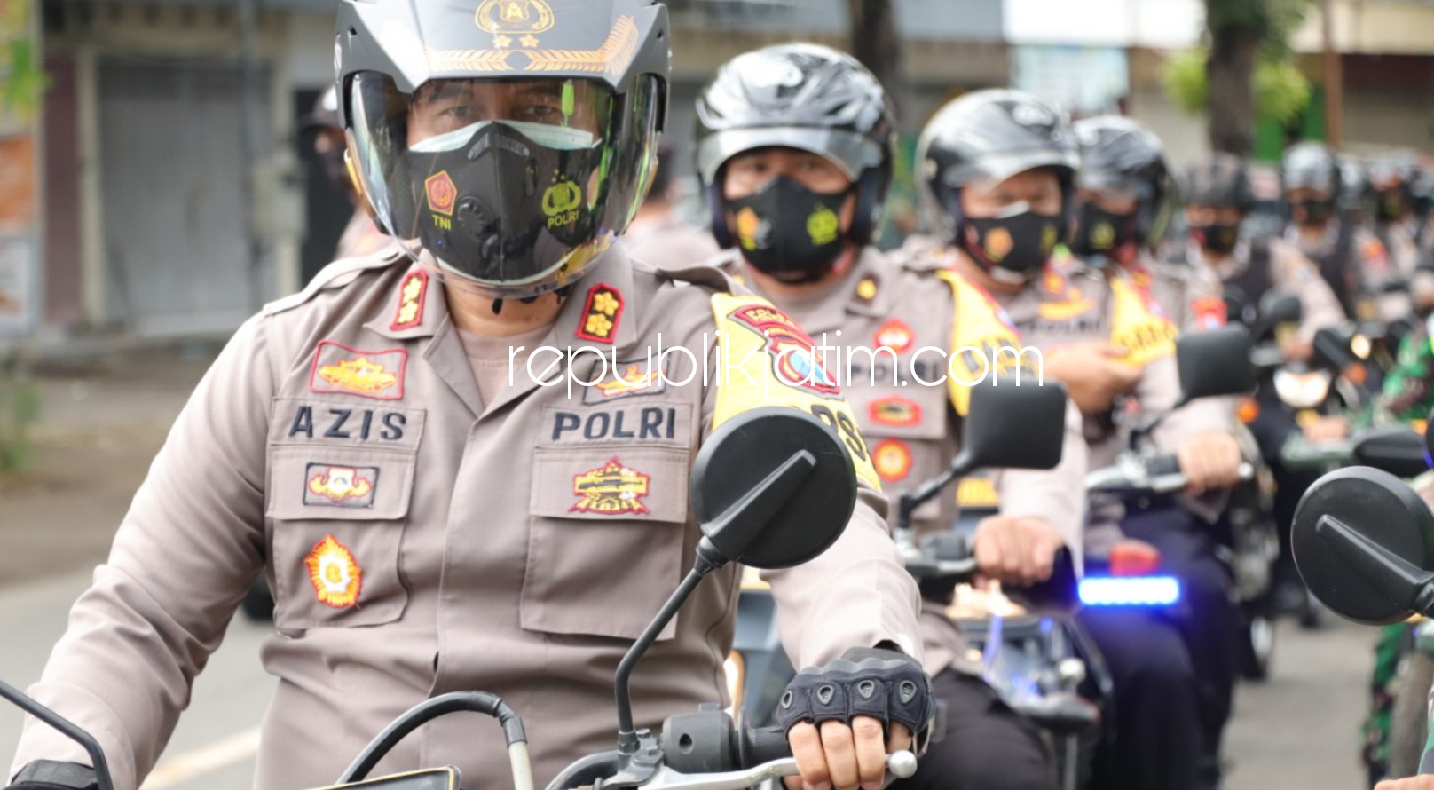 PATROLI - Sambil mengendarai motor, Kapolres Ponorogo AKBP Mochammad Nur Azis memimpin petugas gabungan keliling Ponorogo mengamankan Hari Paskah dengan mengunjungi sejumlah gereja, Jumat (02/04/2021).