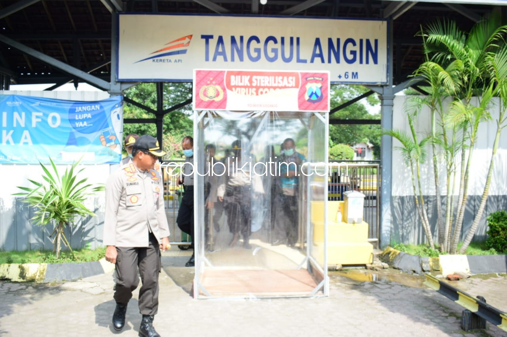 CEK - Kapolresta Sidoarjo, Kombes Pol Sumardji mengecek Posko Mudik dan Pelayanan Covid-19 yang ada di stasiun Kereta Api Sidoarjo, Stasiun Kereta Api Tanggulangin dan Terminal Bus Purabaya, Bungurasih, Kecamatan Waru, Jumat (03/04/2020).