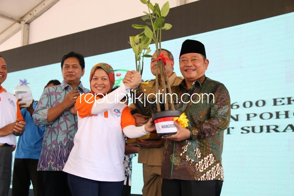 TERIMA - Bupati Sidoarjo, Saiful Ilah menerima bantuan dari Kementerian Kelautan dan Perikanan (KKP) RI berupa 1.000 bibit bakau di Puncak Bulan Bakti Karantina dan Mutu Hasil Perikanan 2018 di Pasar Puspa Agro, Jemundo, Taman, Sidoarjo.