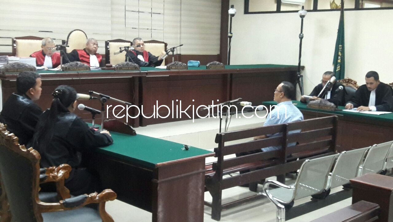 DIVONIS - Mantan Kepala Dinas Pekerjaan Umum, Perumahan dan Pengawasan (PUPPB) Pemkot Malang, Djarot Edy Sulistiyo dijatuhi hukuman 2 tahun dan 8 bulan penjara oleh majelis hakim Pengadilan Tipikor Jawa Timur, di Juanda, Sidoarjo, Selasa (03/04/2018).