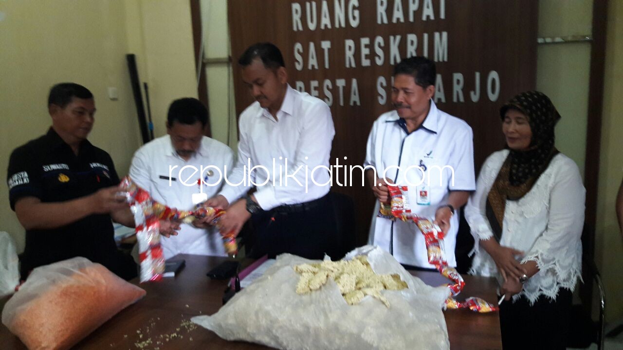 SP3 - Kasat Reskrim, Polresta Sidoarjo, Kompol Muhammad Harris didampingi pejabat BPOM, Disperindag dan Dinkes Pemkab Sidoarjo menunjukkan barang bukti kasus makanan ringan mie kering yang di SP3, Rabu (04/04/2018).