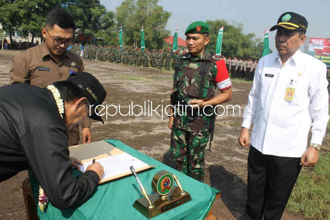 PEMBUKAAN - Wakil Bupati Sidoarjo, Nur Ahmad Syaifuddin bersama Komandan Kodim 0816 Sidoarjo, Letkol Inf Fadli Mulyono membuka acara TMMD 2018 di Desa Penatarsewu, Kecamatan Tanggulangin, Kabupaten Sidoarjo, Rabu (04/04/2018).
