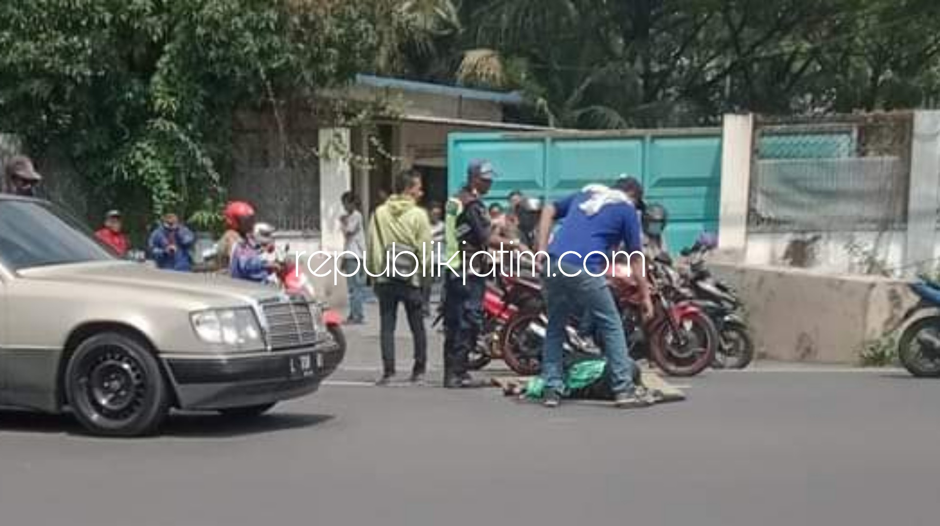 TEWAS - Pengendara Ojol Mariyanto (51) warga Dusun/Desa Trosobo, Kecamatan Taman dan penumpang yang dibonceng Dewi Rahmawati Sutrisno (26) warga Desa Jabaran, Kecamatan Balongbendo, Sidoarjo tewas di JL Raya Sidorejo, Kecamatan Krian, Sabtu (04/04/2020).