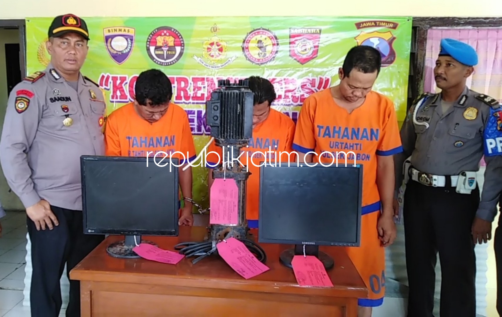 KOMPLOTAN - Kapolsek Jabon, AKP Saadun menunjukkan 3 anggota komplotan pencuri bersama barang bukti hasil curiannya, Kamis (04/04/2019).