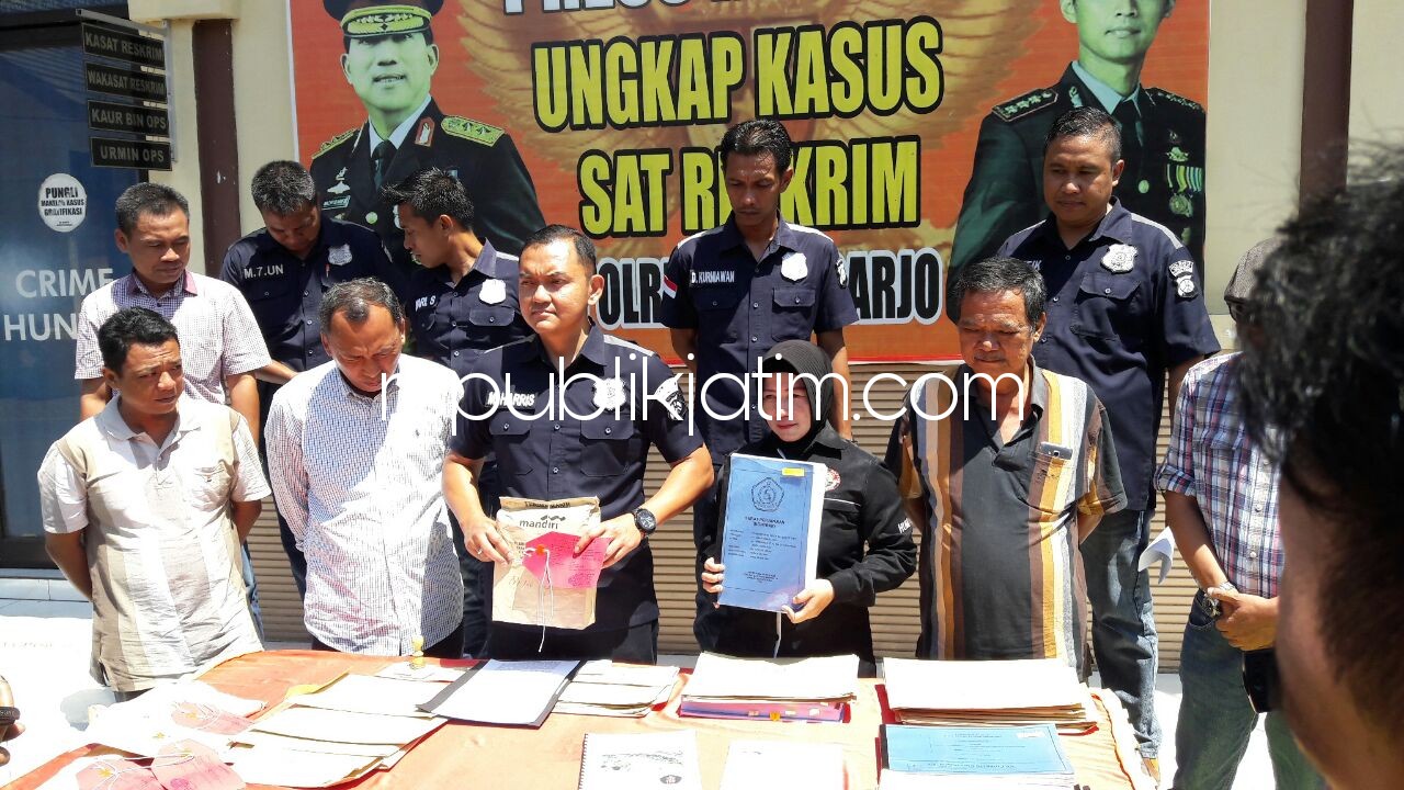 DILIMPAHKAN - Sebanyak 5 tersangka kasus jalur perlintasan ekstrim yang menelan Rp 1,74 miliar dengan nilai kerugian Rp 578 juta dipamerkan Unit Tipikor, Satuan Reskrim, Polresta Sidoarjo, Kamis (05/04/2018).