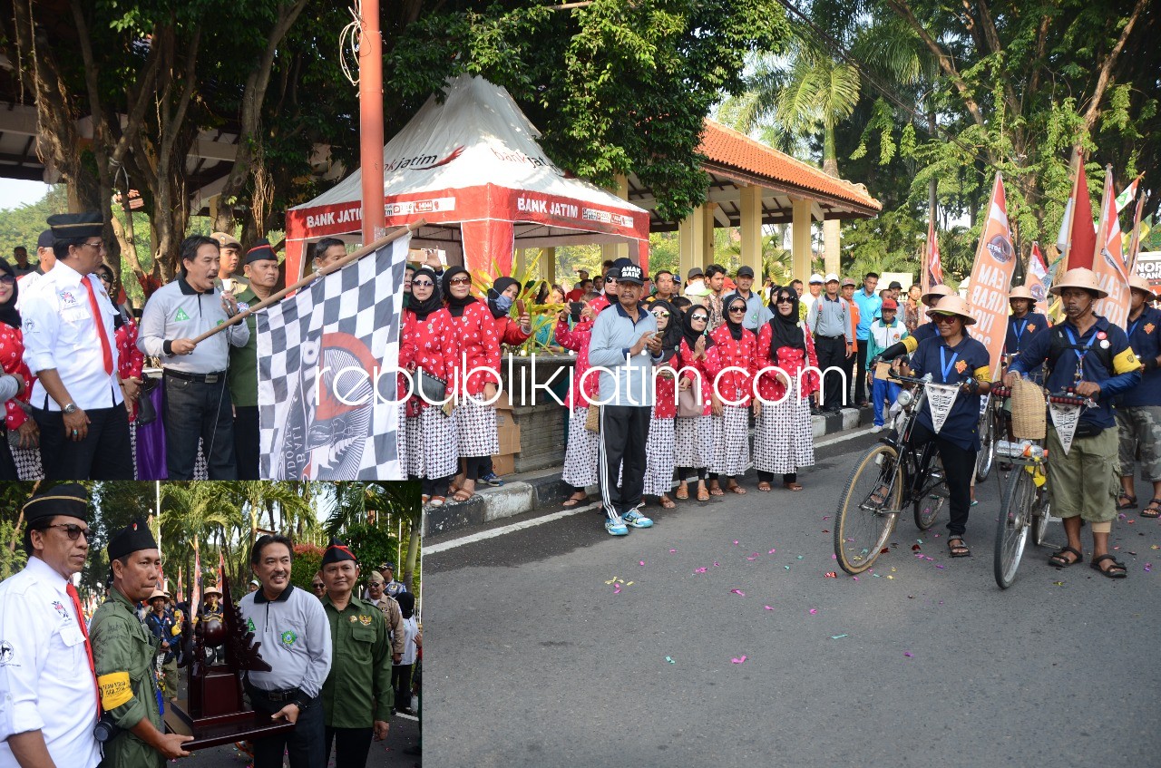 BERANGKATKAN - Wakil Bupati Sidoarjo, Nur Ahmad Syaifuddin memberangkatkan peserta Rally Assosiasi Internasional Pecinta Sepeda Tua yang tiba di Kabupaten Sidoarjo, Kamis (05/04/2018).