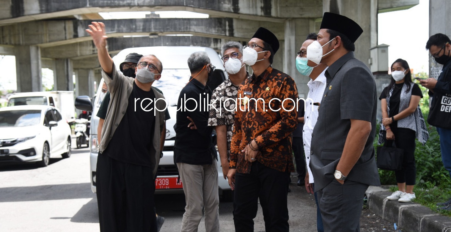 ARSITEK - Bupati Sidoarjo Ahmad Muhdlor Ali (Gus Muhdlor) merevitalisasi sejumlah titik Ruang Terbuka Hijau (RTH) untuk mempercantik Kota Delta dibuktikan dengan melibatkan arsitek kelas nasional, Andra Matin, Senin (05/04/2021).