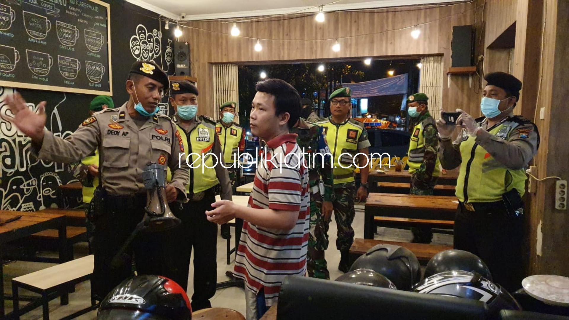 TUTUP PAKSA - Petugas gabungan Polresta, Kodim 0816 dan Satpol PP Pemkab Sidoarjo terpaksa menutup paksa sejumlah warung kopi dan kafe yang nekad tetap membuka usahanya dan dijadikan tempat nongkrong anak muda, Sabtu (04/04/2020) malam.