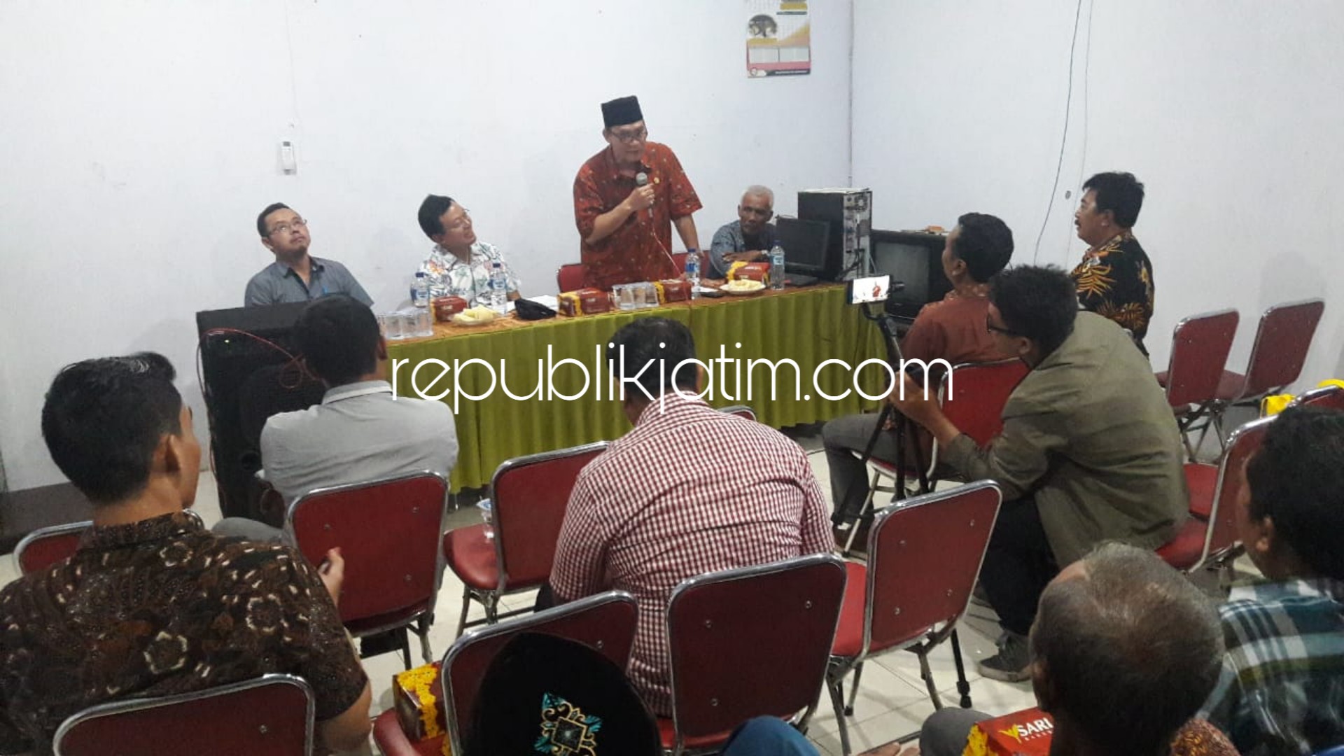 TAMPUNG ASPIRASI - Anggota Komisi V DPR RI, Bambang Haryo Soekartono menampung aspirasi warga Desa Terungwetan dan Desa Keboharan, Kecamatan Krian, Sidoarjo saat memantau realisasi program PISEW berupa jalan perbatasan kedua desa itu, Jumat (05/04/2019).