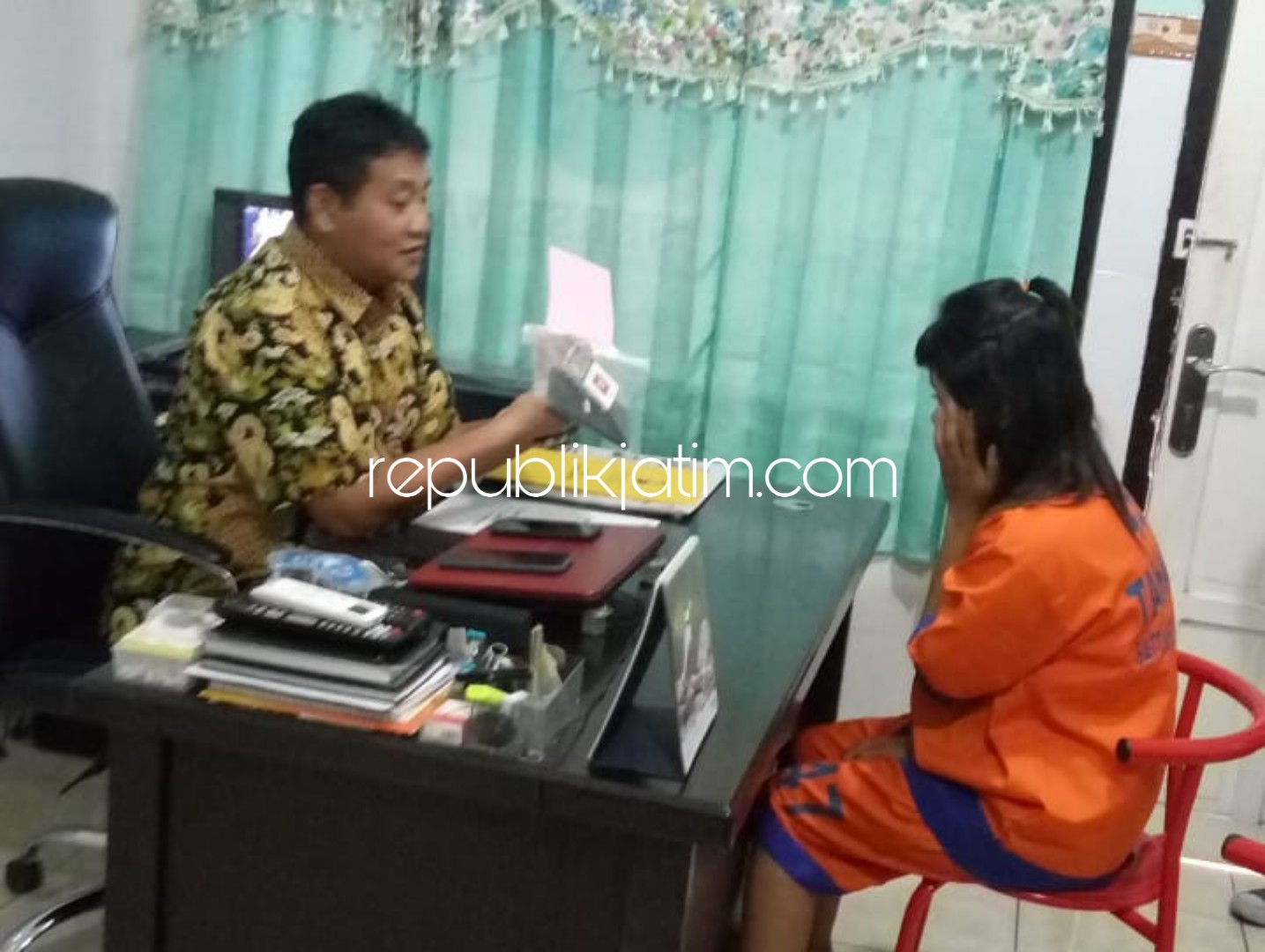 INTEROGASI - Kasat Resnarkoba, Polresta Sidoarjo, Kompol Sugeng Purwanto menginterogasi tersangka Retno Wulandari (19) warga Desa Lajuk, Kecamatan Porong, Sidoarjo atas kepemilikan satu paket sabu-sabu, Jumat (05/04/2019).